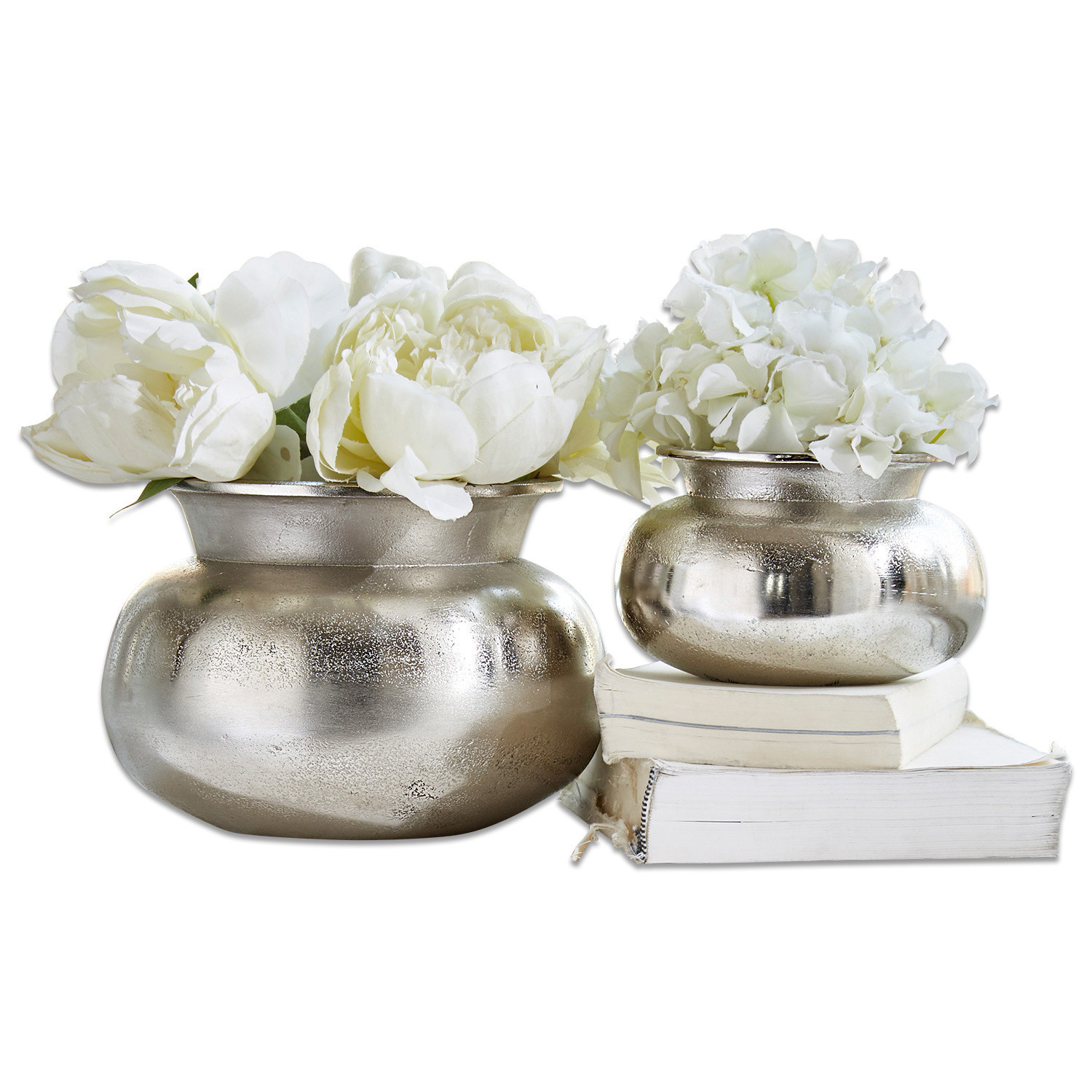 Vase 2er Set Clément Zwei silberne Metallvasen mit weissen Blumen auf weissen Büchern, stilvolle Tischdekoration