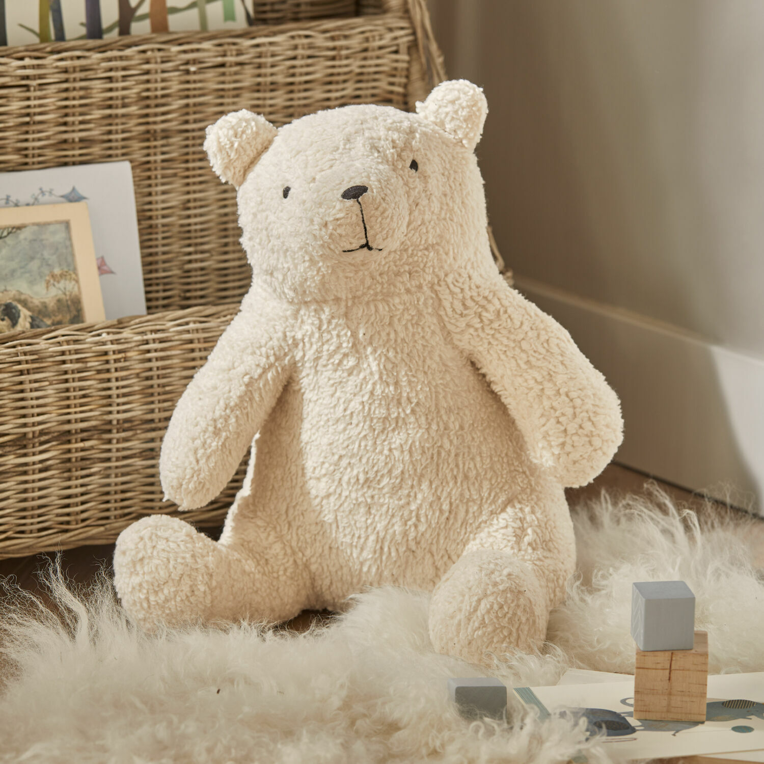 Stofftier Hugo Weicher Plüschbär in Creme auf Teppich aus Naturfasern, Kinderzimmerdekoration