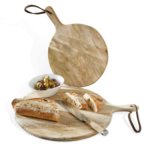 Rundes Holzschneidebrett mit Griff und Lederband, Brot und Messer darauf, natürliche Materialien