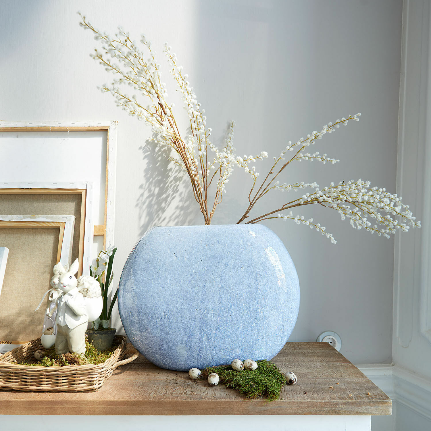 Vase Terclac Grosse blaue Keramikvase mit dekorativen Zweigen und Eiern auf einem Holztisch
