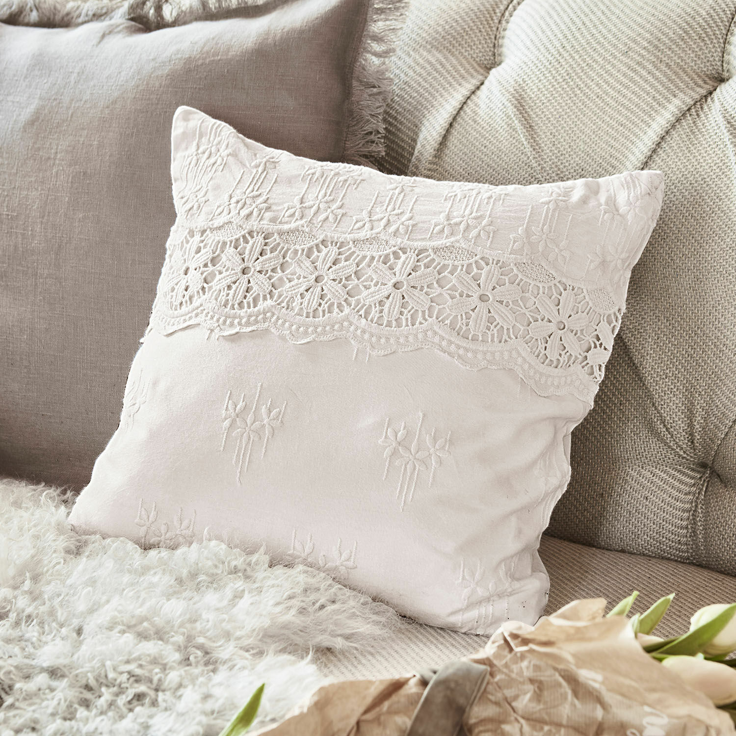 Kissenhülle Fianna Beige Dekokissen mit Spitze und Stickerei auf dem Sofa, weiches Material für eine gemütliche Atmosphäre