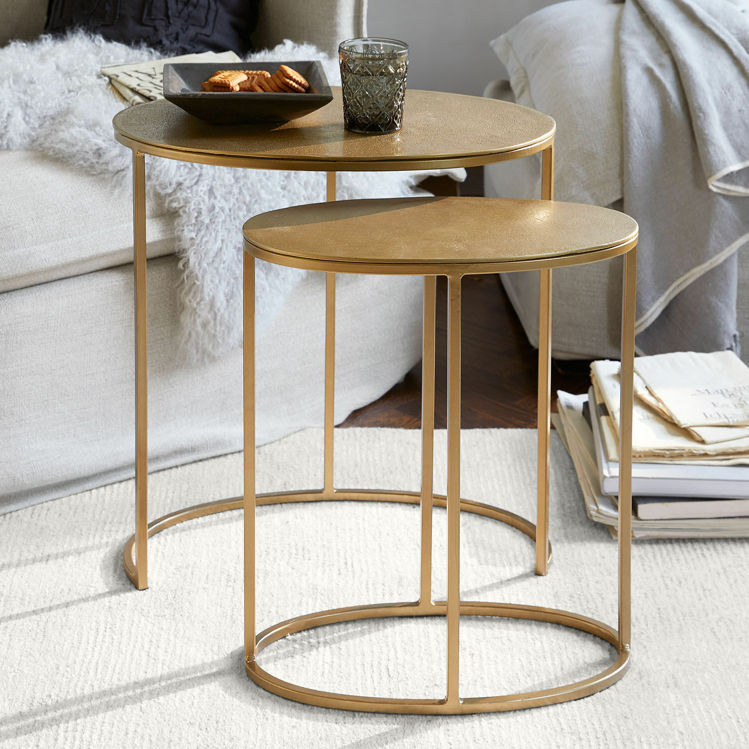 Beistelltisch 2er Set Leron Zweier-Set goldfarbiger Metall-Beistelltische mit runden Platten auf hellem Teppich