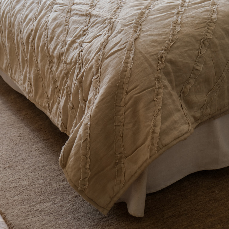 Beige Bettdecke mit dekorativen Nähten, weicher Stoff, stilvolle Bettwäsche fürs Schlafzimmer