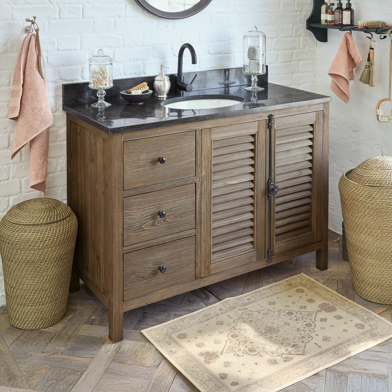 Holz-Badezimmerschrank mit schwarzer Marmorplatte und Waschbecken im rustikalen Stil