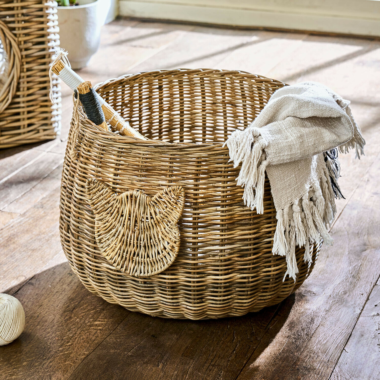 Korb Miezzi Runder Korb aus natürlichem Rattan mit Katzenkopf-Dekor und beiger Decke innen