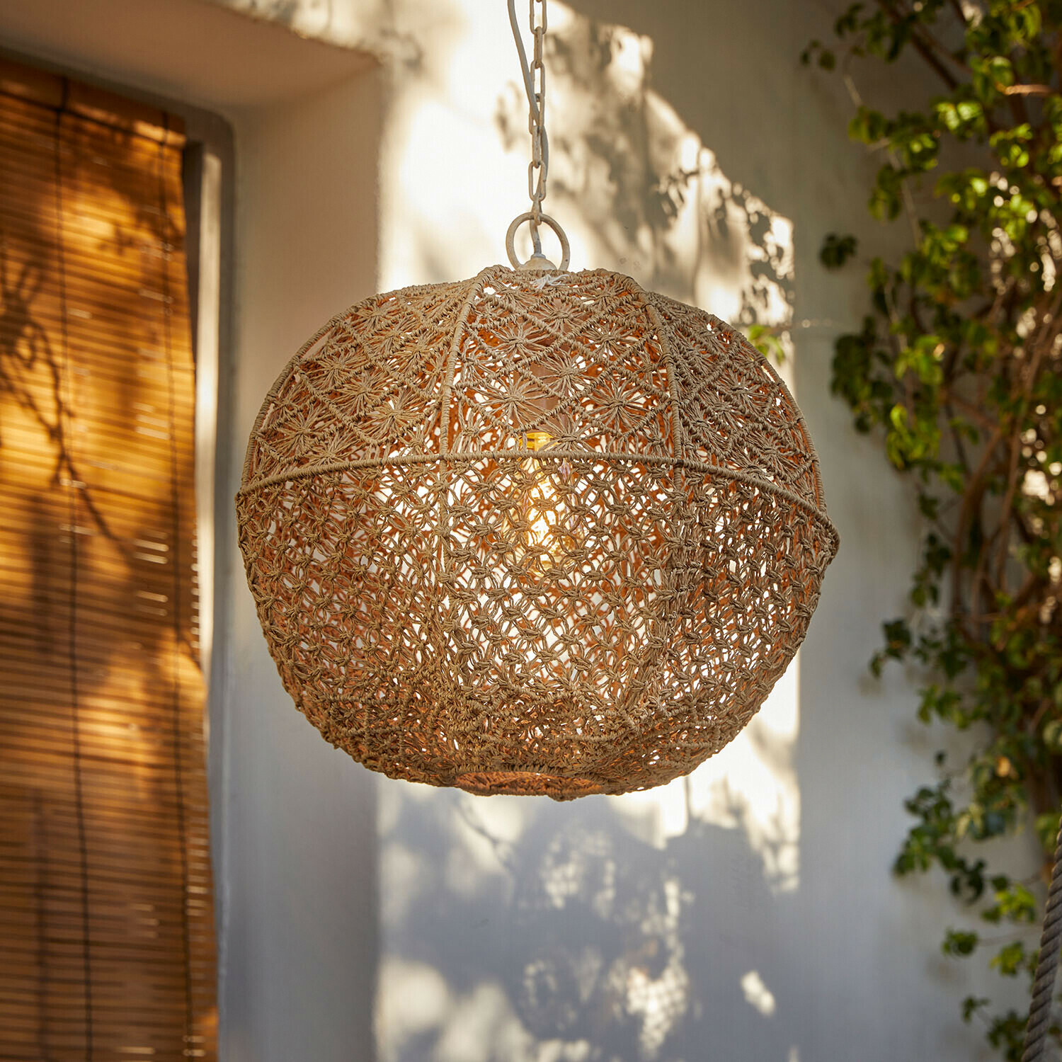 Runde Hängeleuchte aus geflochtenem Naturseil in Beige für gemütliche Innenbeleuchtung