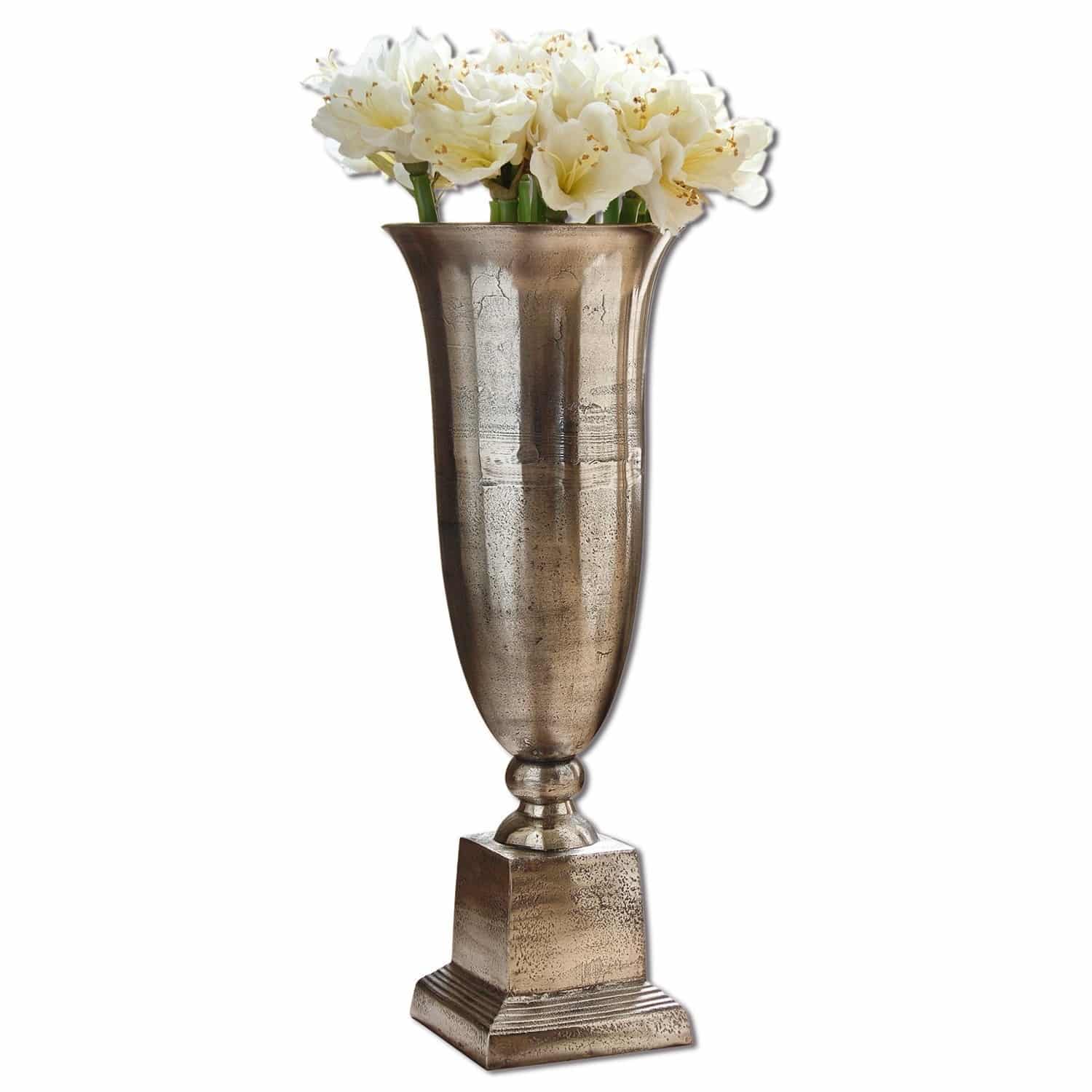 Bodenvase Belfort Hohe silberne Metallvase mit weissen Blumen zur stilvollen Wohnraumdekoration