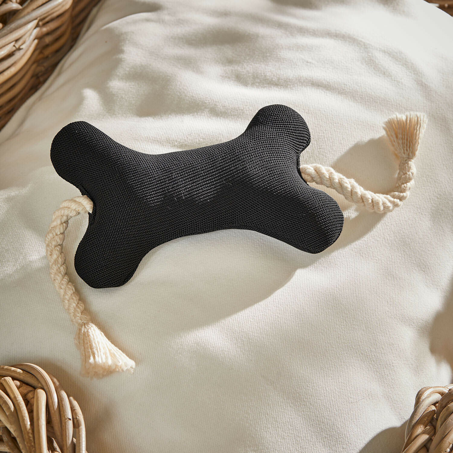 Hundespielzeug Wuffsy Schwarzes Hundespielzeug in Knochenform mit Baumwollseil zum Kauen und Spielen