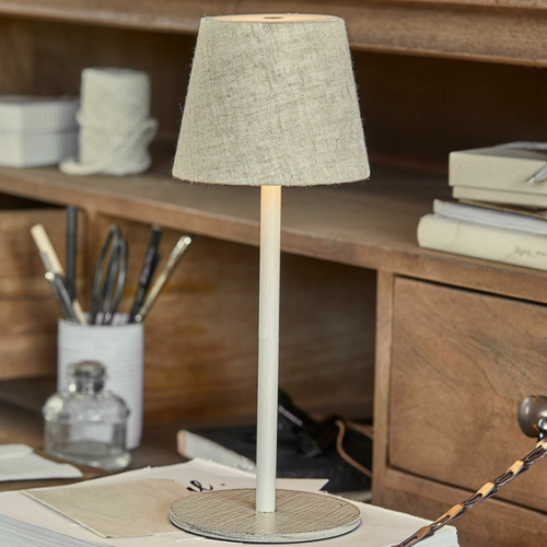Tischlampe mit beigem Leinen-Schirm und weissem Metallfuss für stilvolle Wohnraumbeleuchtung