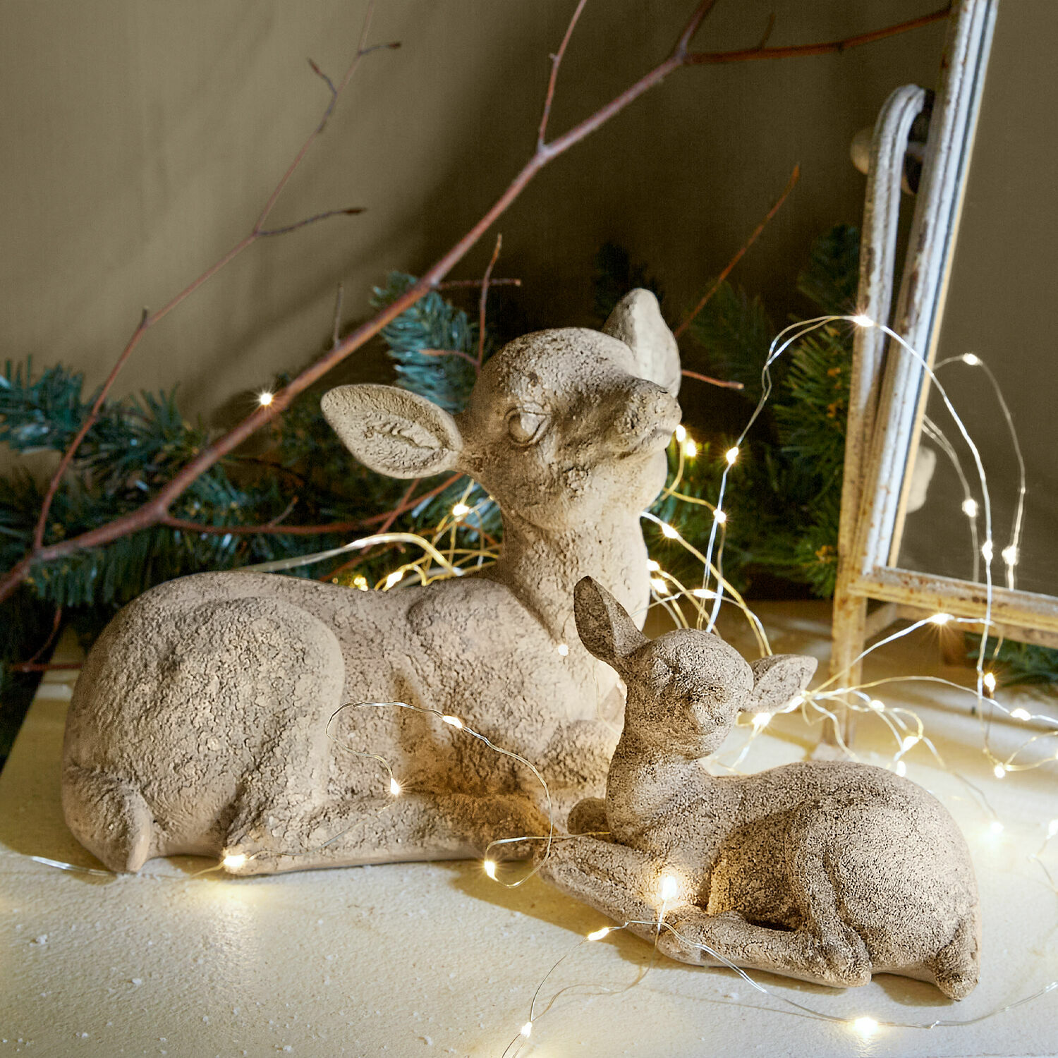 Reh mit Kitz Thaloria Dekorative Rehfiguren aus beigem Stein mit zarten LED-Lichtern für stimmungsvolle Dekoration