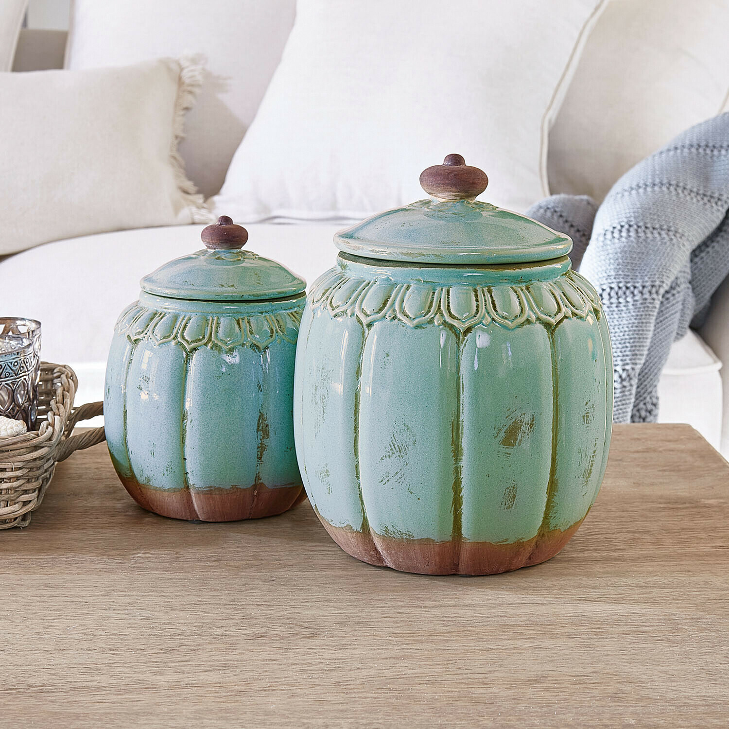 Set aus zwei grünen Keramikdosen mit braunen Details auf Holztisch