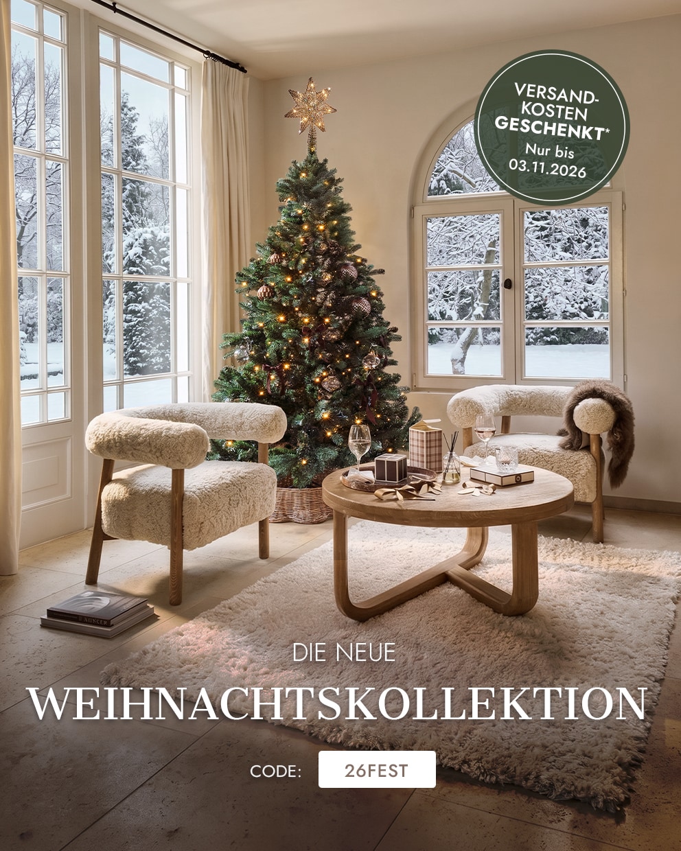 Gemütliches Wohnzimmer mit Weihnachtsbaum, hellen Holzmöbeln und cremefarbenen Polstersesseln für festliche Stimmung