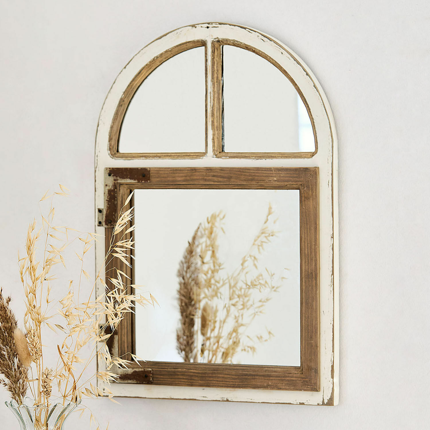 Spiegel Zilvento Rustikaler Wandspiegel aus Holz in Weiss und Braun mit Vintage-Charme und getrockneten Pflanzen im Spiegel.