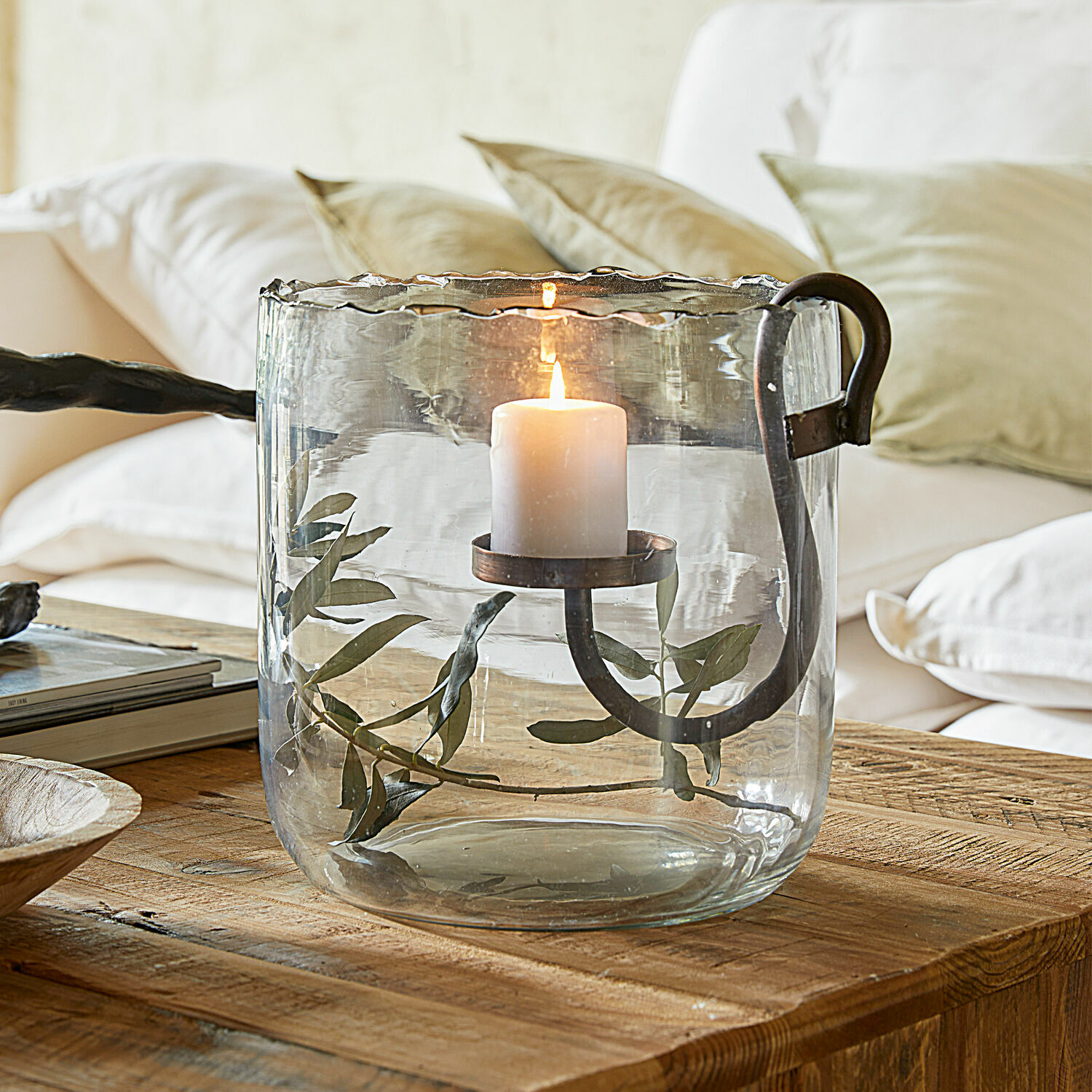 Windlicht Vermand Glaswindlicht mit Metallgriff und weisser Kerze auf Holztisch im Wohnzimmer