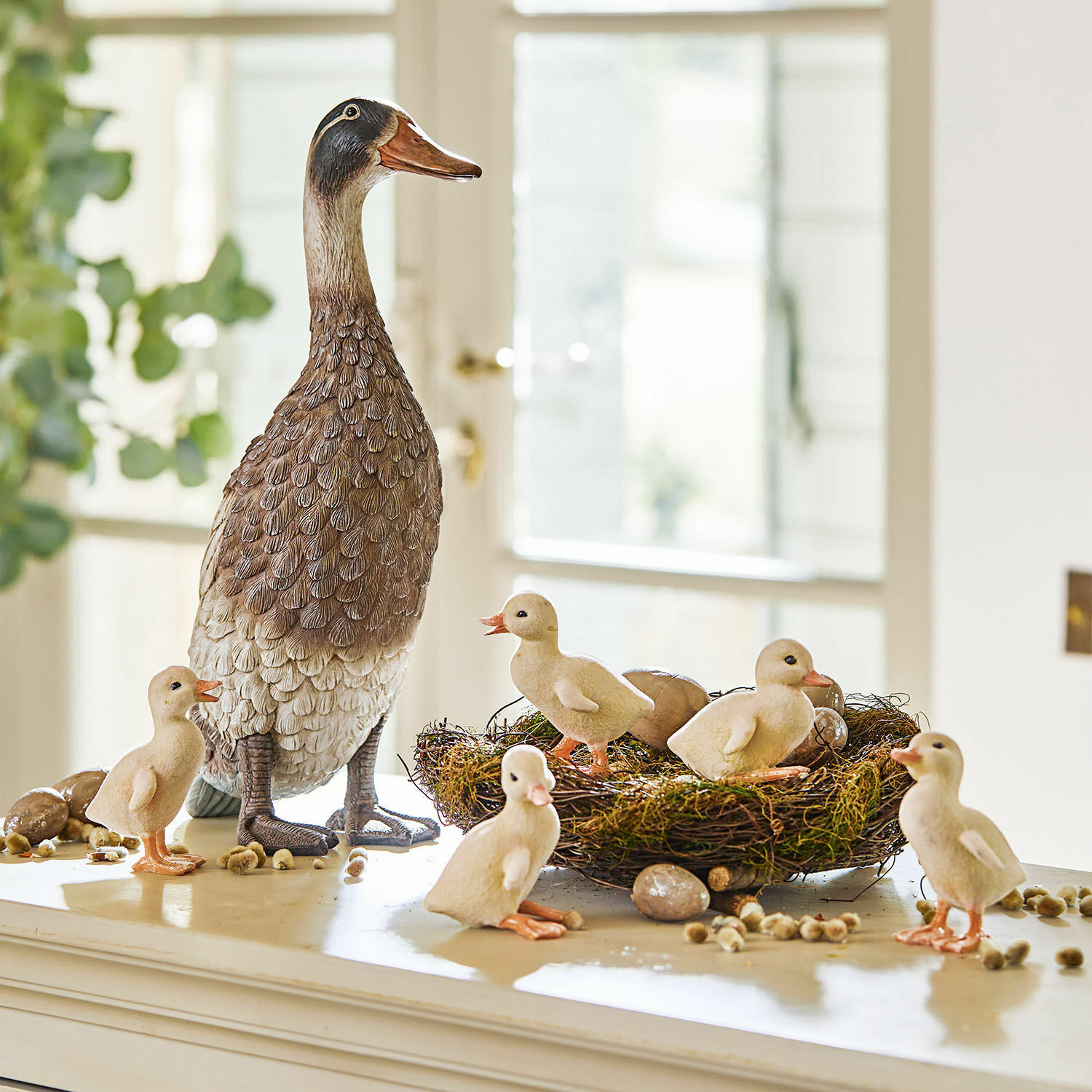 Ente und Küken 6er Set Levevre Dekorative braune Entenfigur mit fünf kleinen Küken und Nest mit Eiern als Dekoration