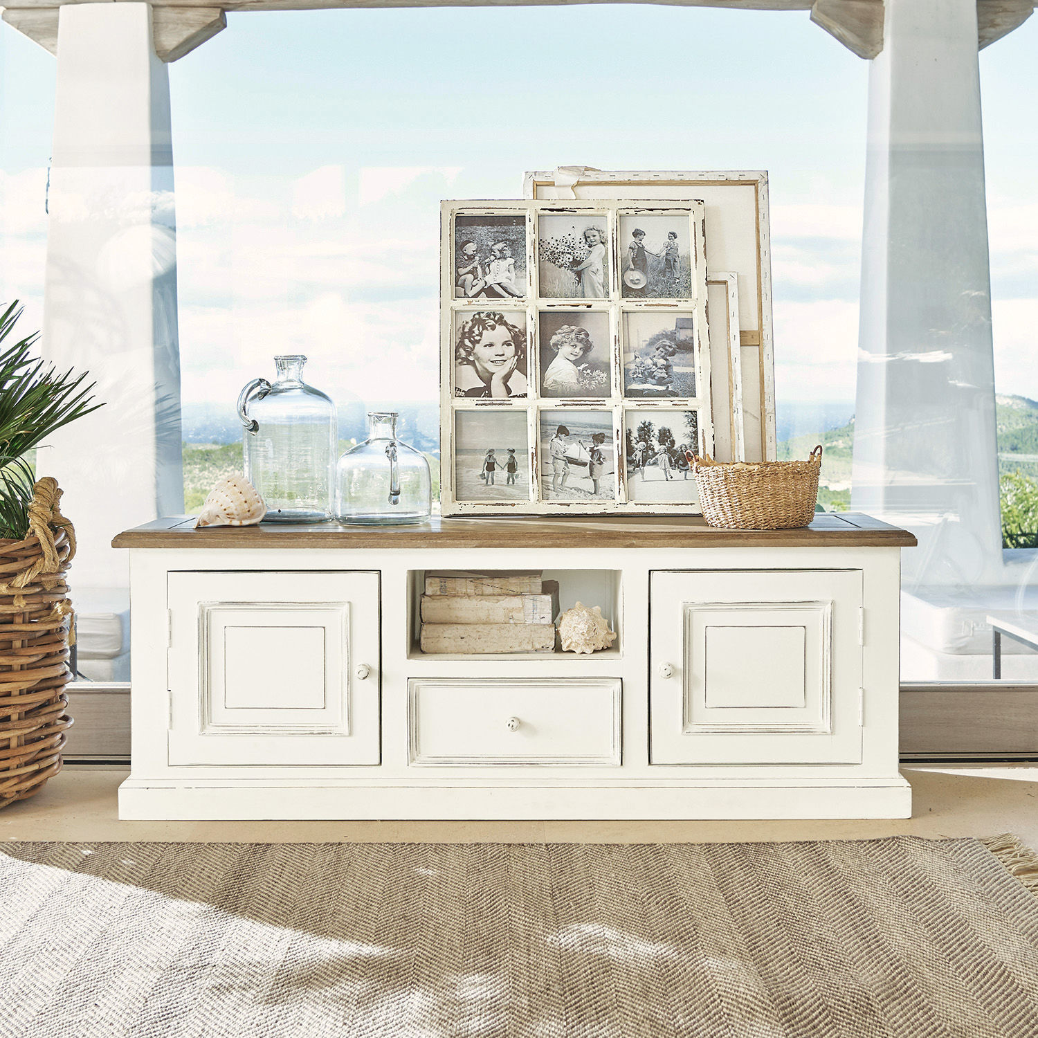 Sideboard Cogolin Weisse Holzkommode mit Schublade und Türen, dekoriert mit Glasflaschen und Vintage-Fotorahmen