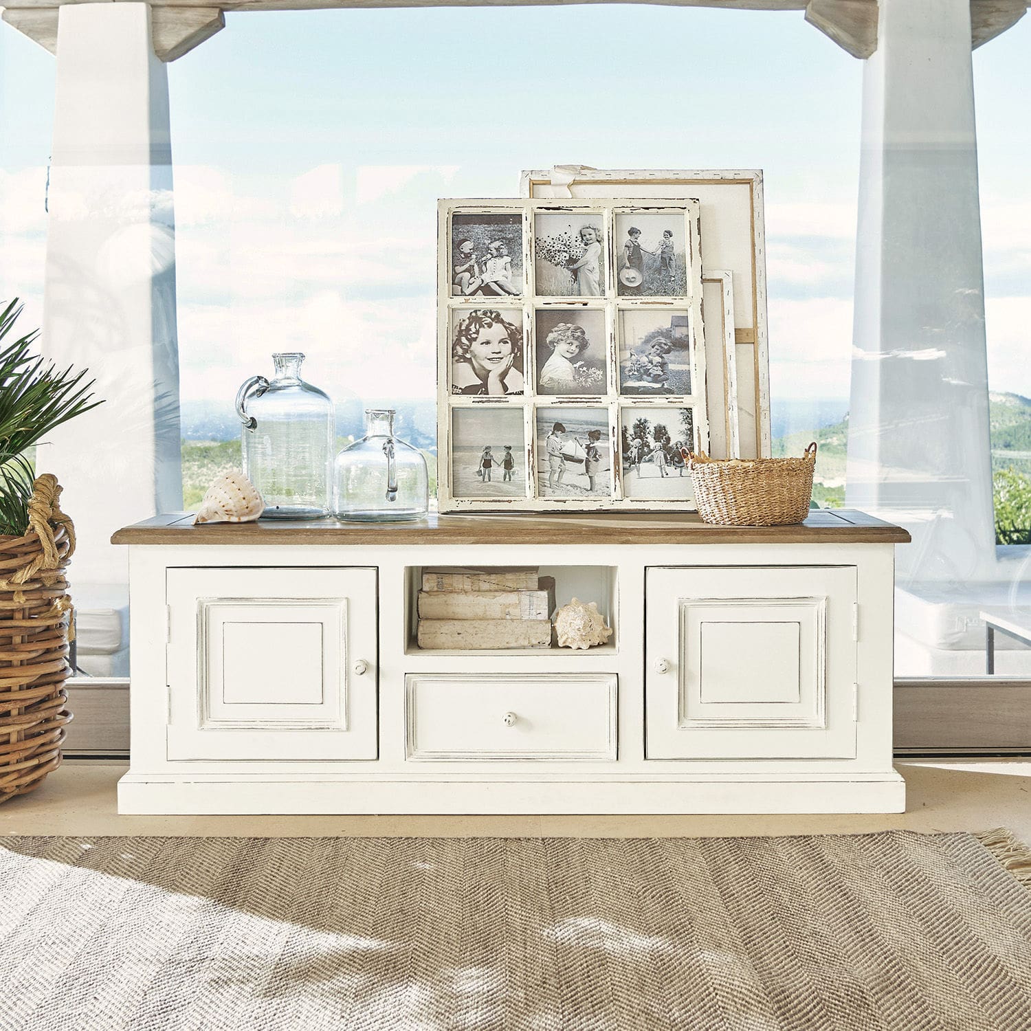 Sideboard Cogolin Weisse Holzkommode mit Schublade und Türen, dekoriert mit Glasflaschen und Vintage-Fotorahmen