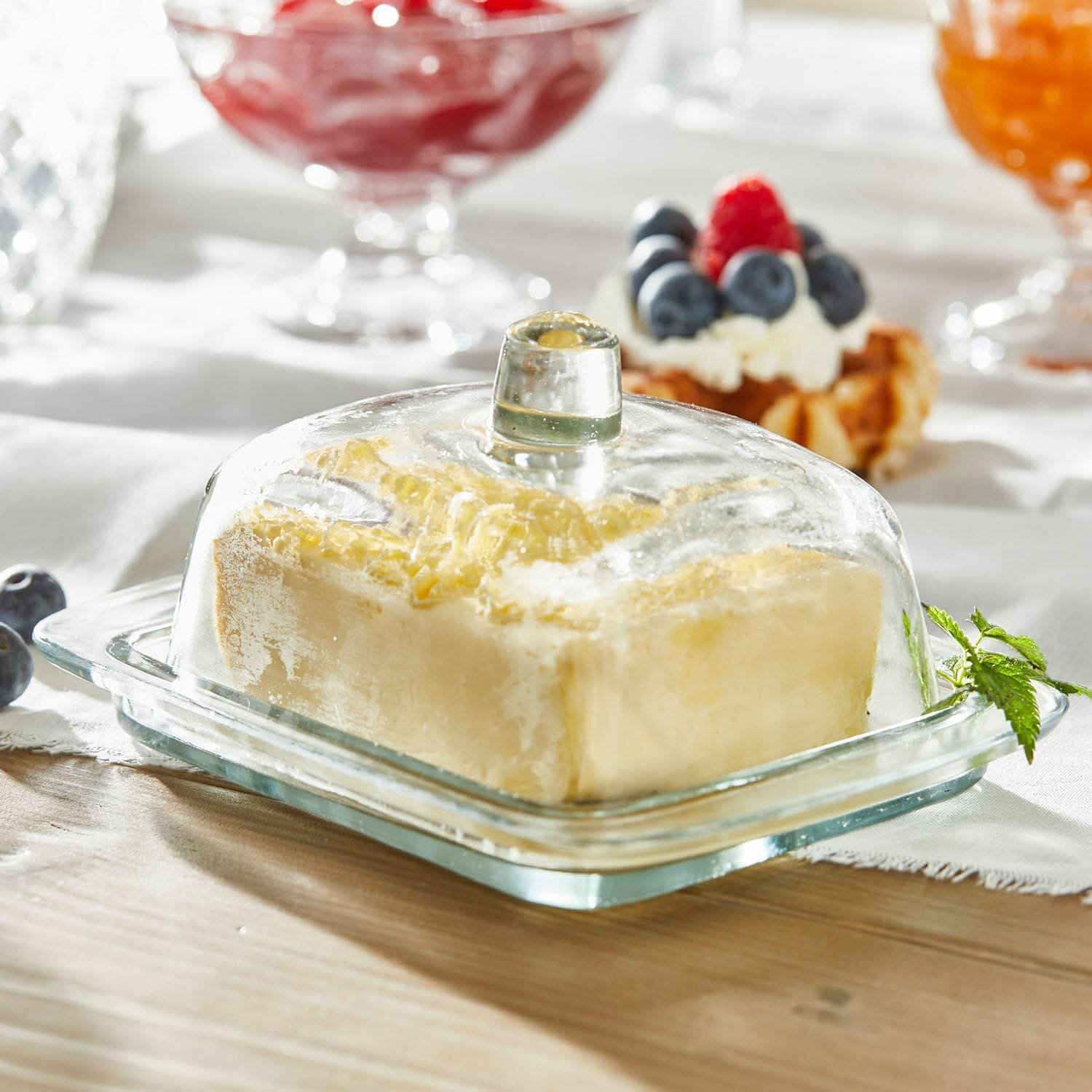 Butterdose Annie Glas-Butterdose mit transparentem Deckel auf Holztisch, Butter darin sichtbar