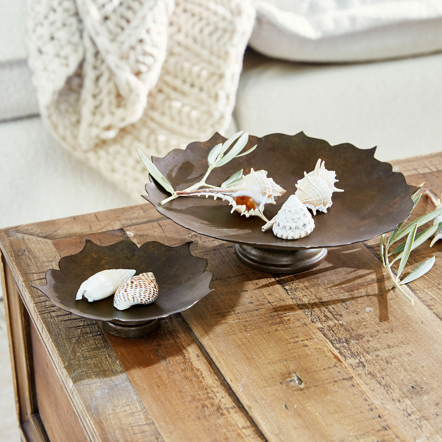 Deko-Schale 2er Set Viverto Zwei dekorative braune Metallschalen auf Holztisch mit Muscheln und Zweigen als Dekoration