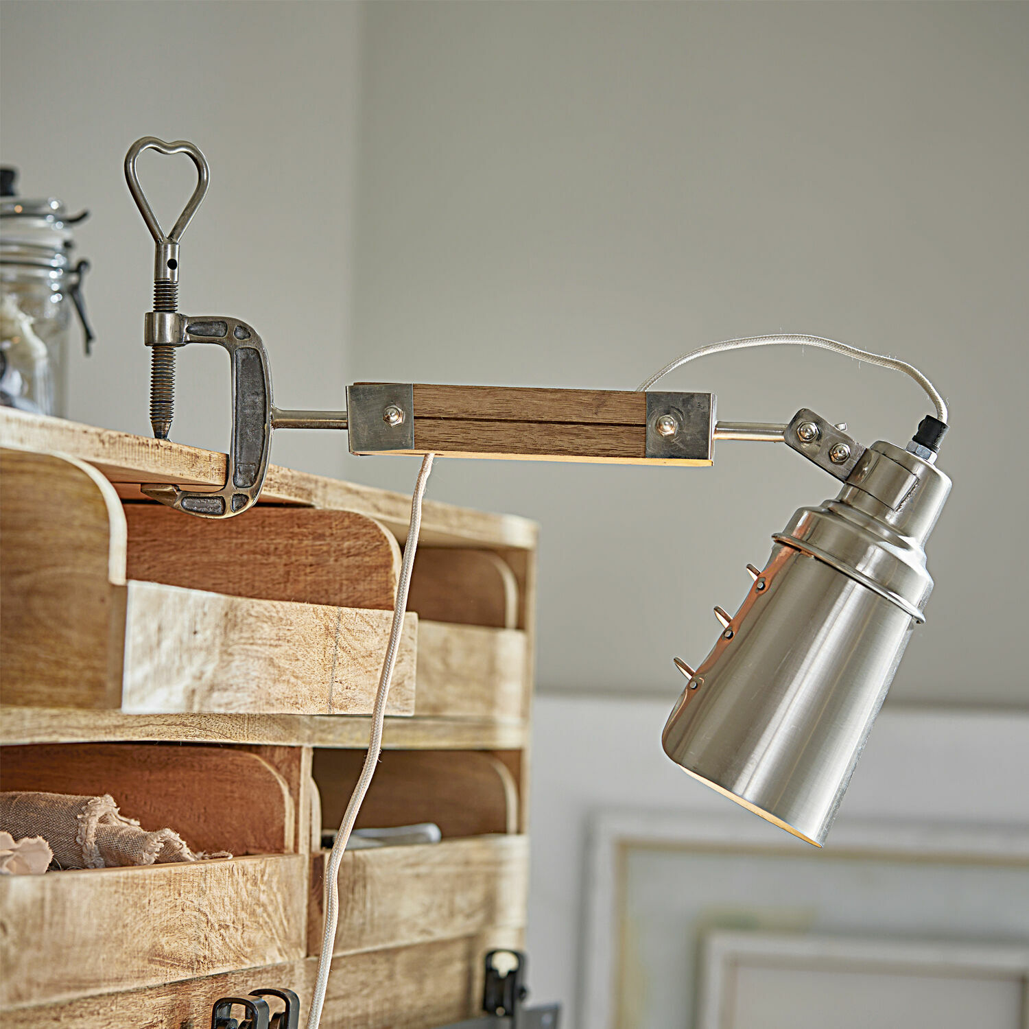 Klemmlampe Lewiston Metalllampe mit Klammer und Holzarm im Vintage-Stil zur Befestigung an Möbeln