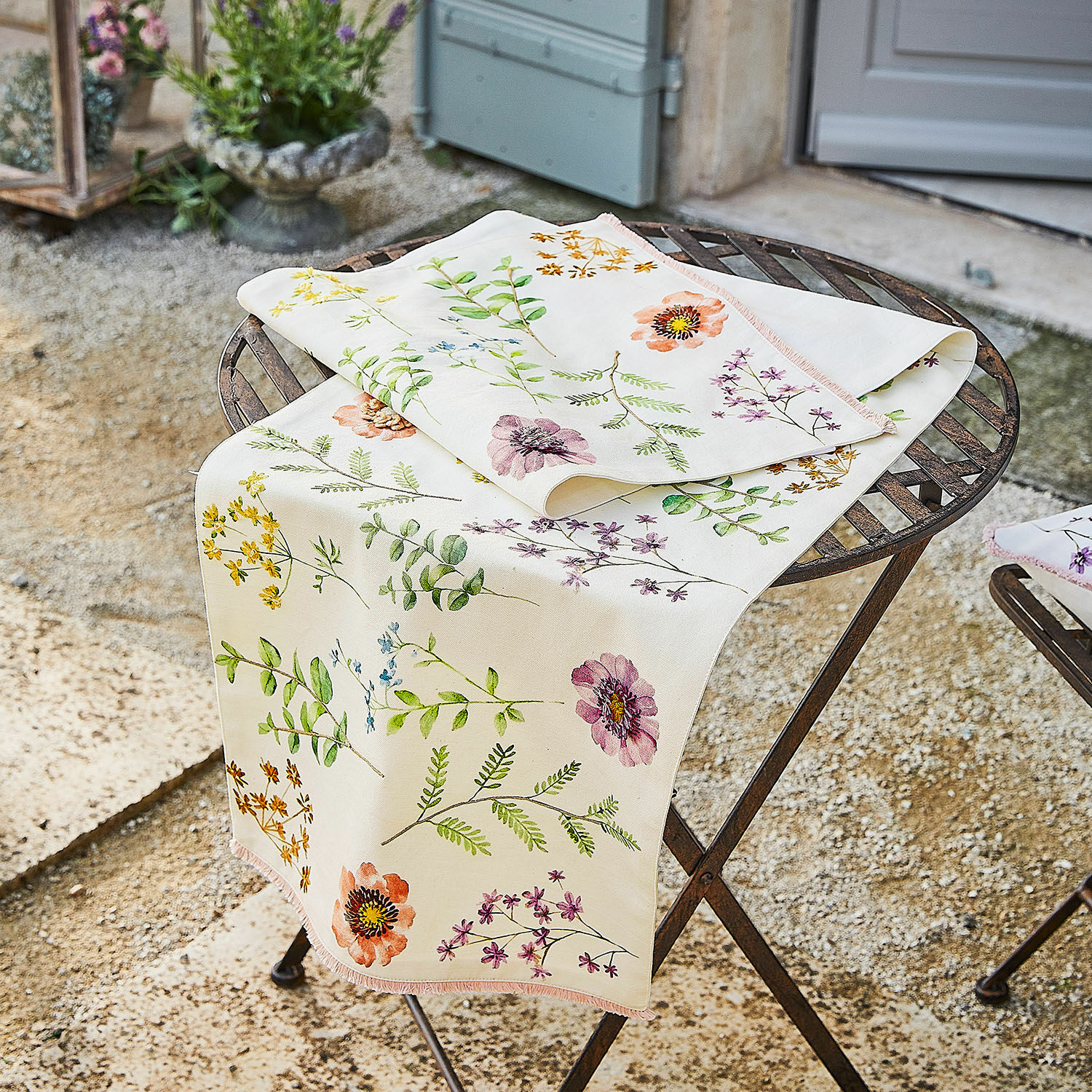 Tischläufer Fahzoura Tischläufer aus Baumwolle in Creme mit buntem Blumenmuster für stilvolle Wohnraumdekoration.
