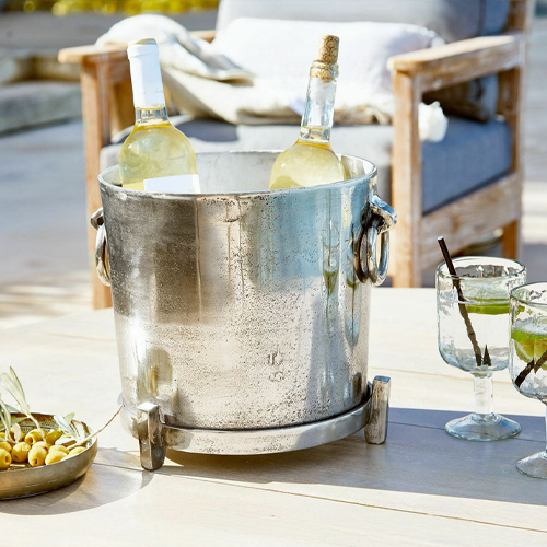 Metall-Eiswürfeleimer in Silber mit Griffen, ideal zum Kühlen von Weinflaschen auf der Terrasse
