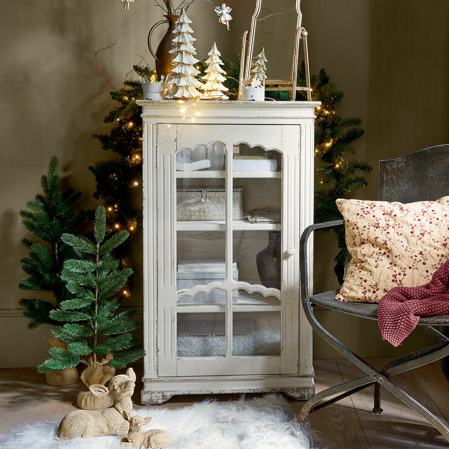 Schrank Querisette Weisse Holzvitrine im Vintage-Stil mit Glastür, Weihnachtsdekoration und grünen Tannenbäumen
