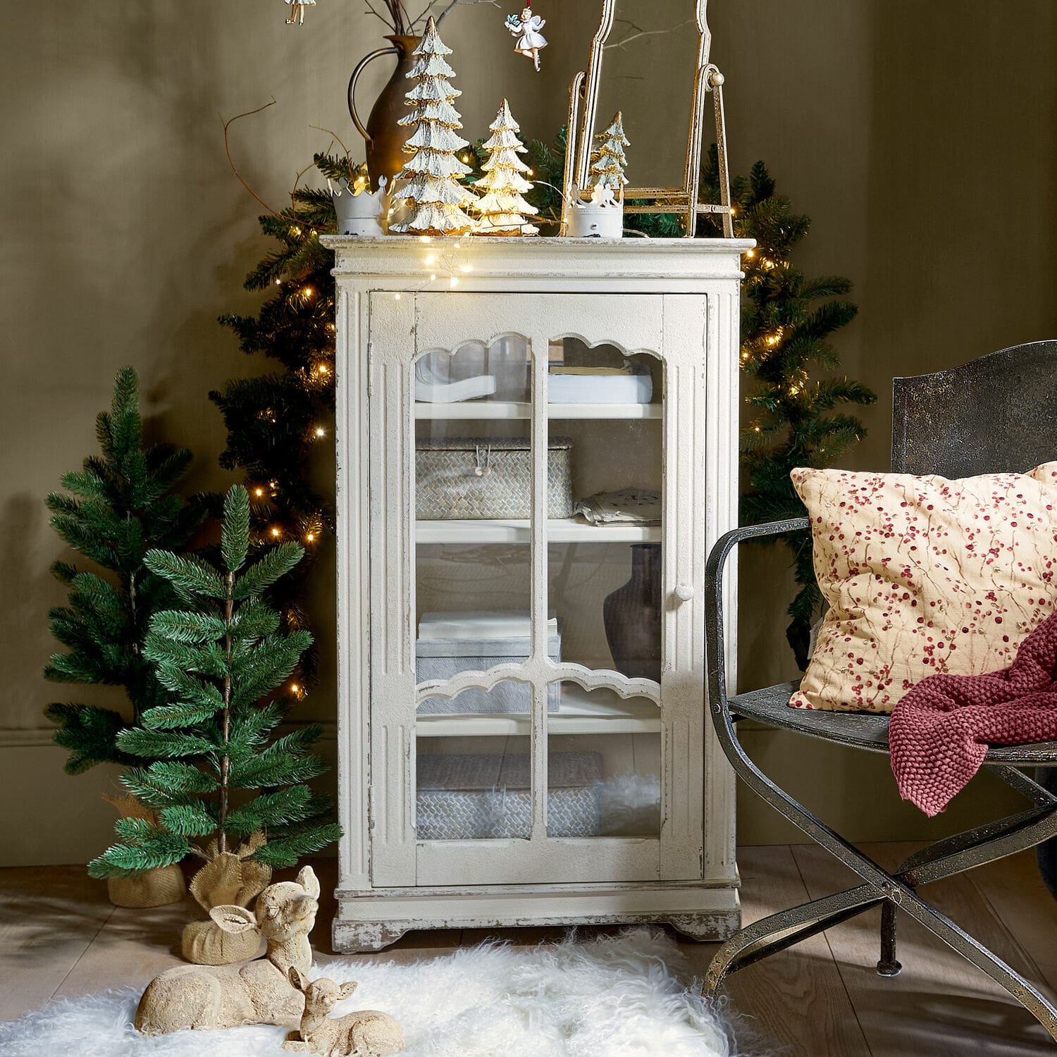 Schrank Querisette Weisse Holzvitrine im Vintage-Stil mit Glastür, Weihnachtsdekoration und grünen Tannenbäumen