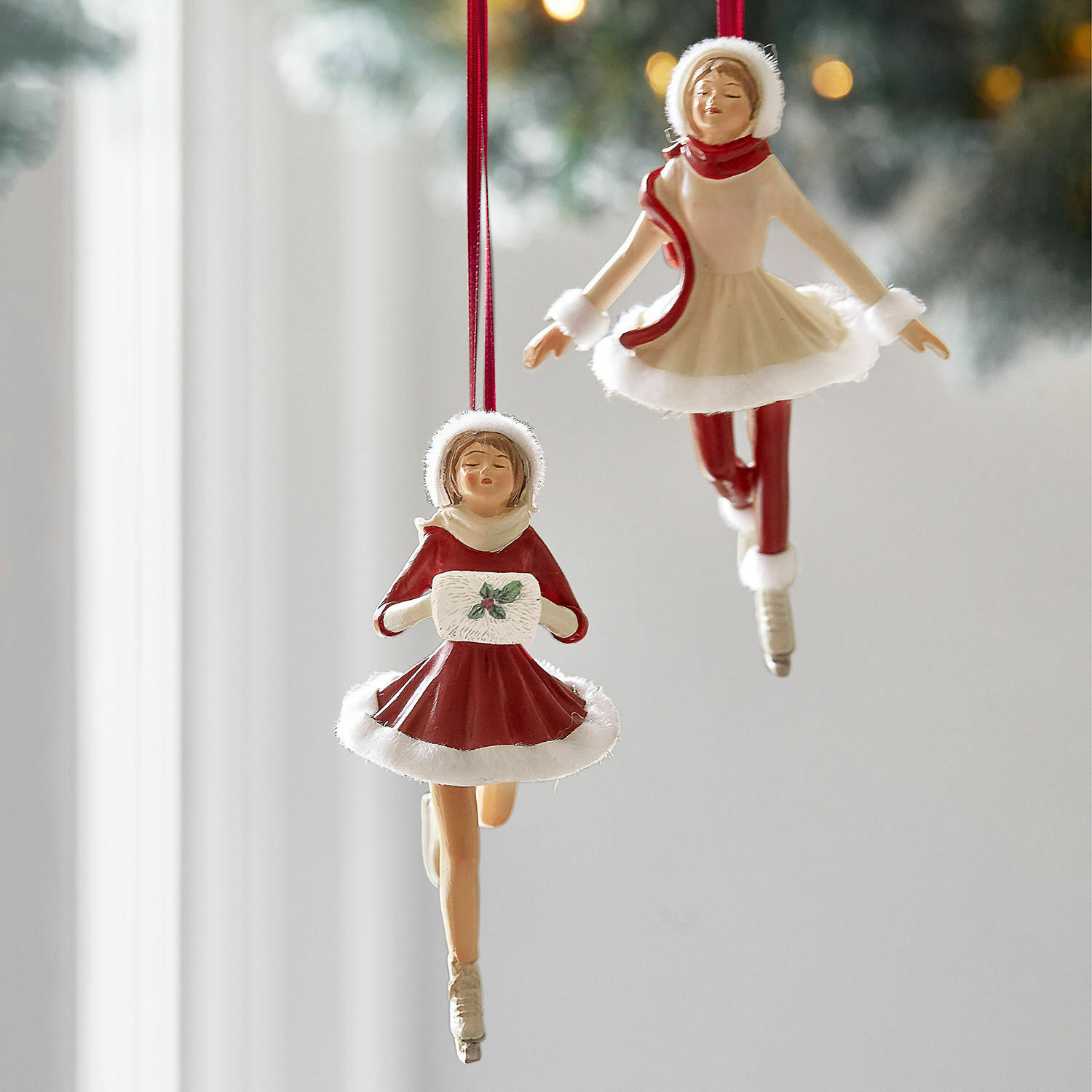 Anhänger 2er Set Sylphelle Weihnachtsschmuck mit Eisläuferfiguren in roten und cremefarbenen Kleidern mit Fellbesatz