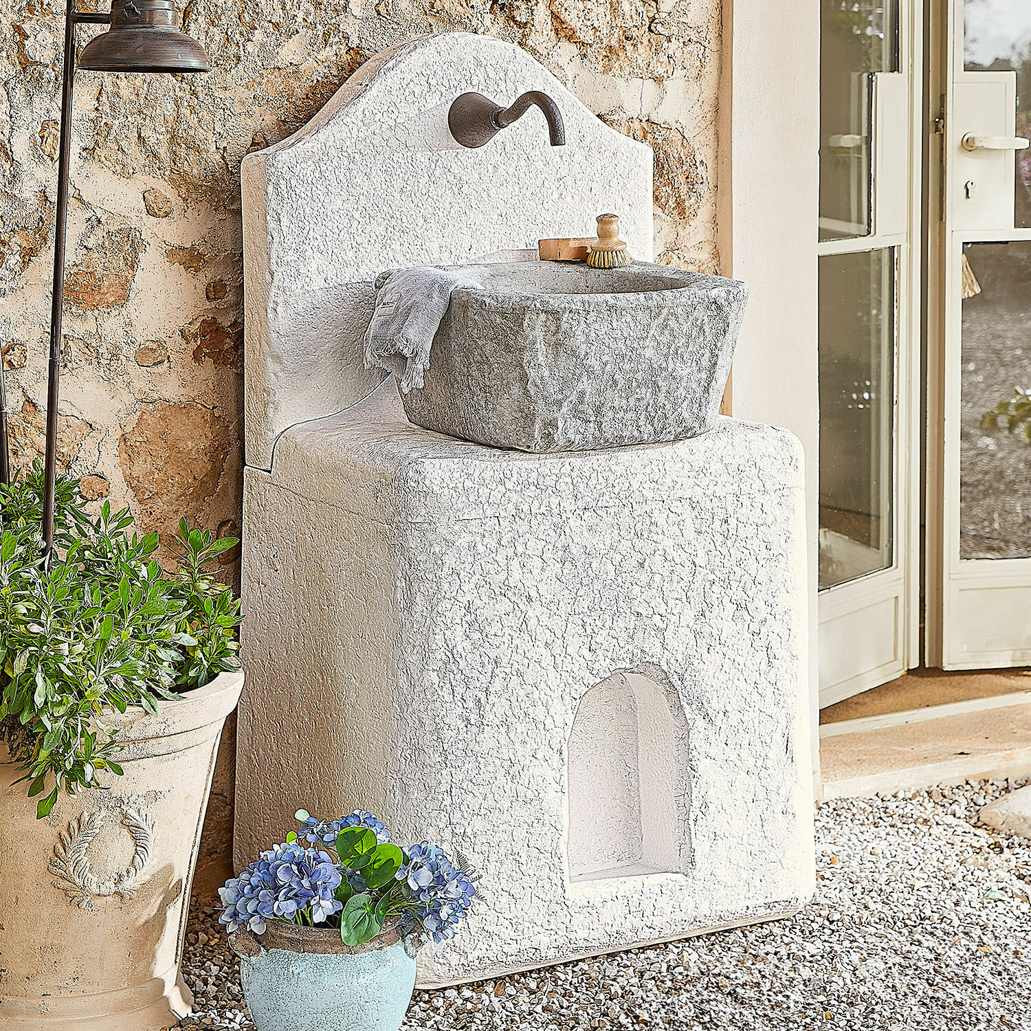 Brunnen Pisticci Weisses Steingarten-Waschbecken mit grauer Schale und Metallarmatur, Terrassendekoration mit Pflanzen