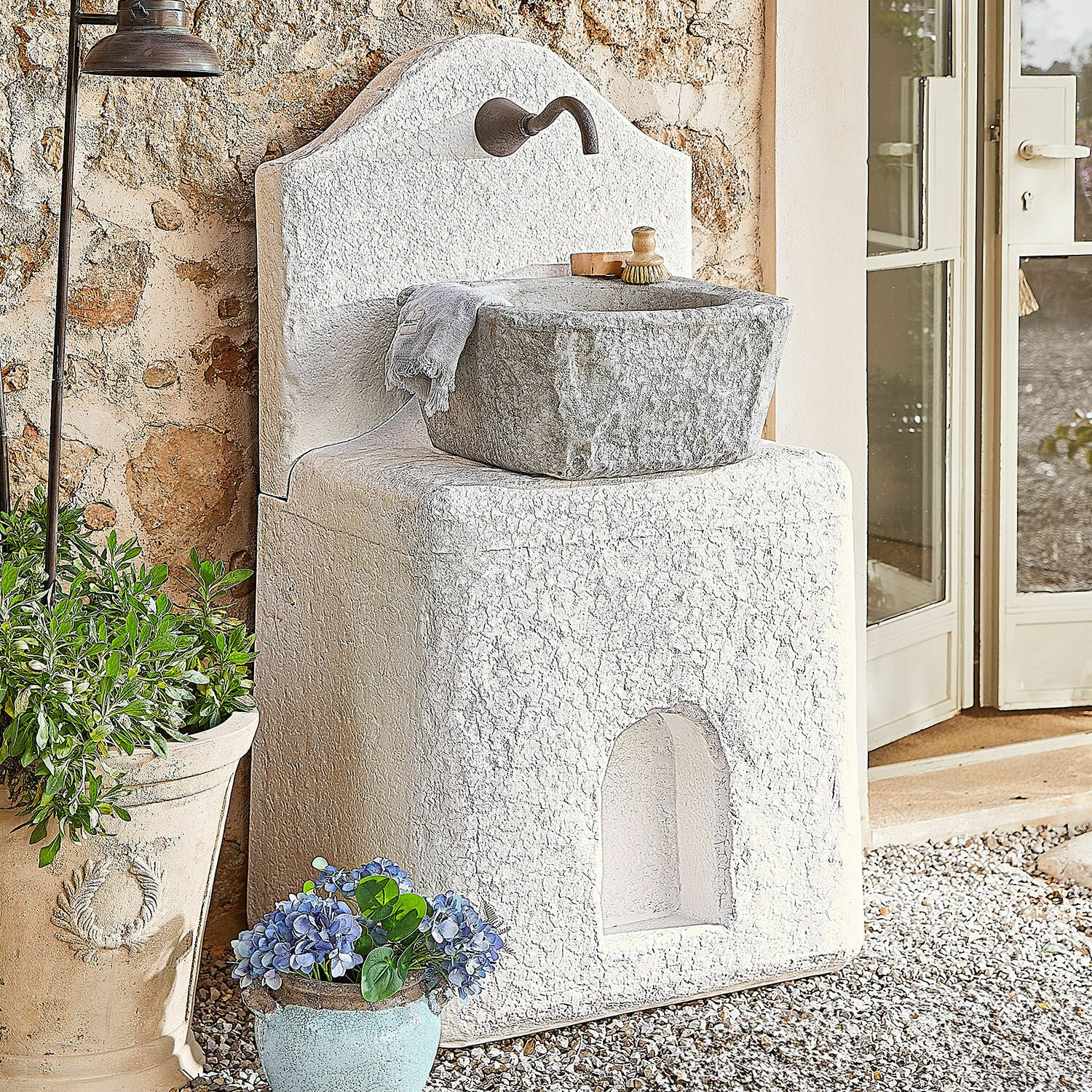 Brunnen Pisticci Weisses Steingarten-Waschbecken mit grauer Schale und Metallarmatur, Terrassendekoration mit Pflanzen