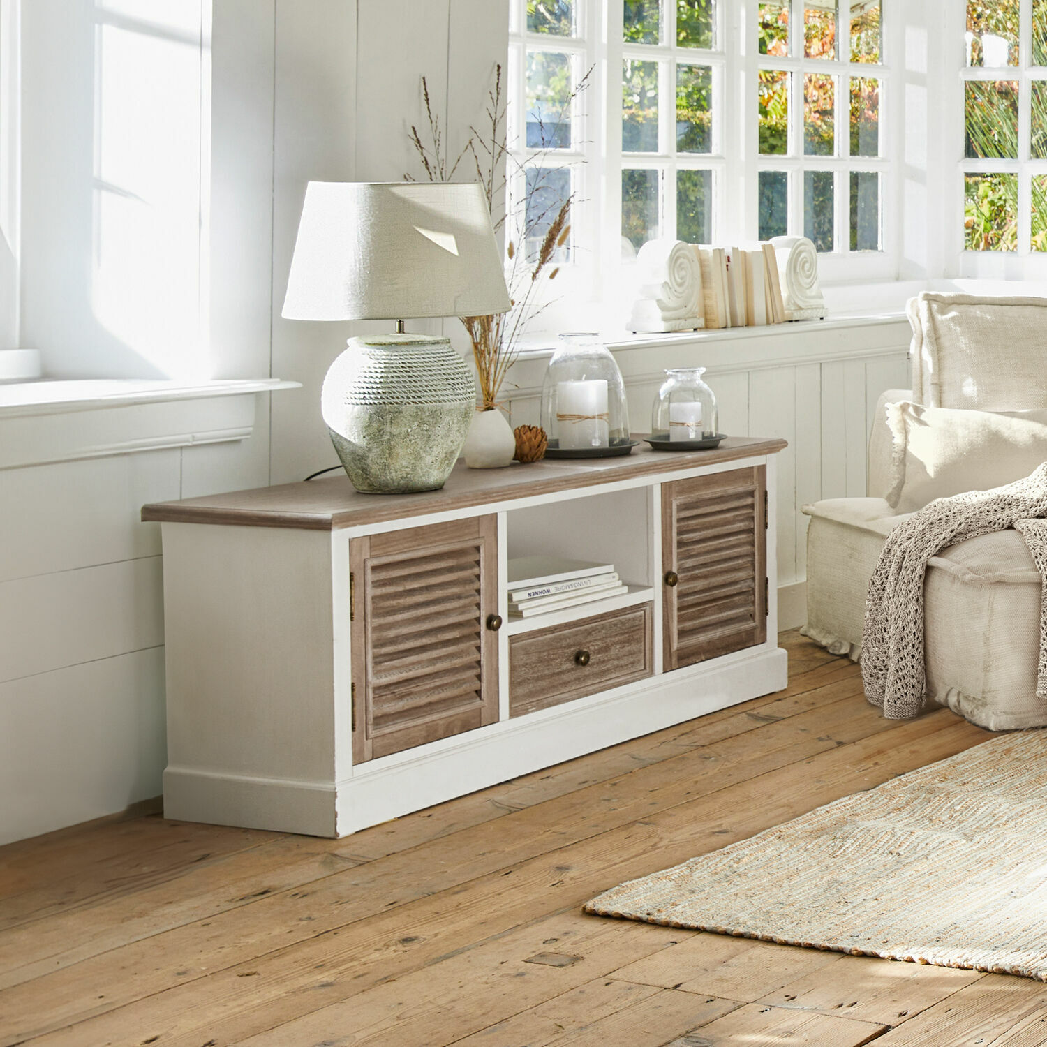 Sideboard Glencoe Rustikaler Holzschrank mit weissem Rahmen und braunen Türen, Lampe und Dekorationen auf dem Fachboden