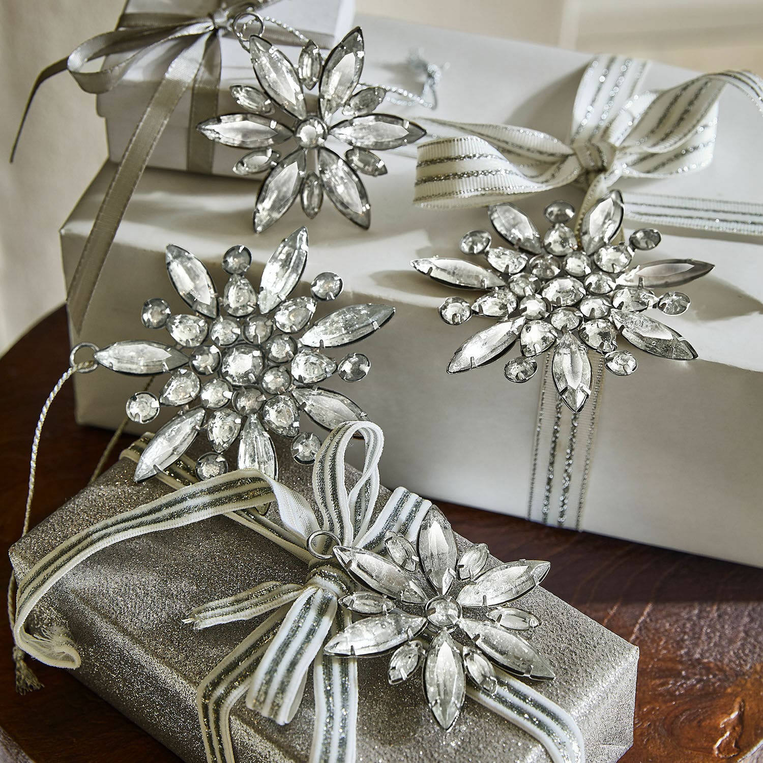 Weihnachtsanhänger 4er Set Orvalie Silberne Schneeflockendekorationen mit Kristallen auf silbernen und weissen Geschenkboxen, Weihnachtsdekoration