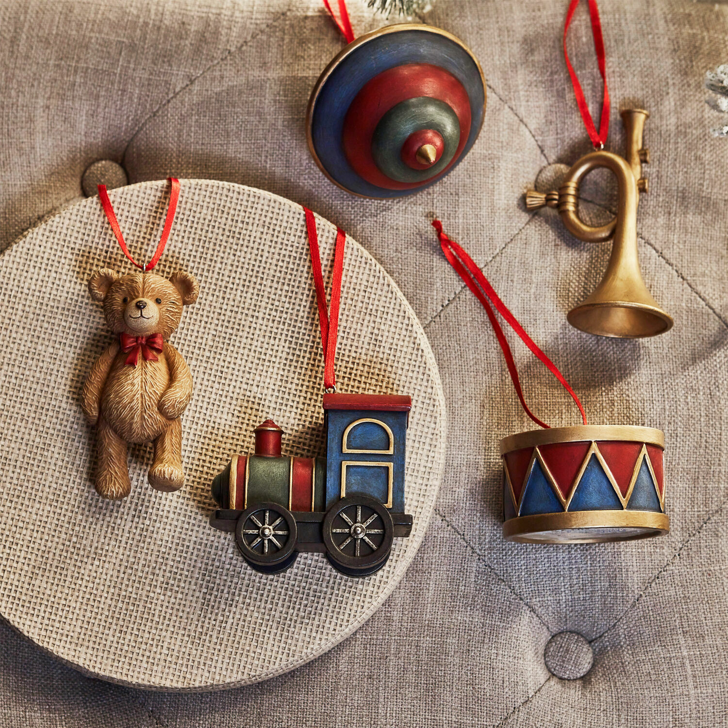 Set mit Weihnachtsanhängern mit Bär, Lokomotive, Trommel und Trompete in Rot und Blau