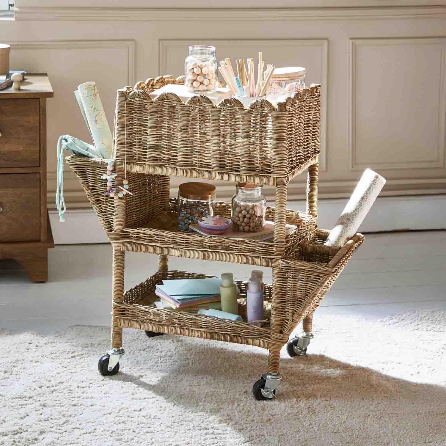 Rollwagen aus natürlichem Rattan mit drei Ablagen zur Aufbewahrung von Büroartikeln und Dekorationen