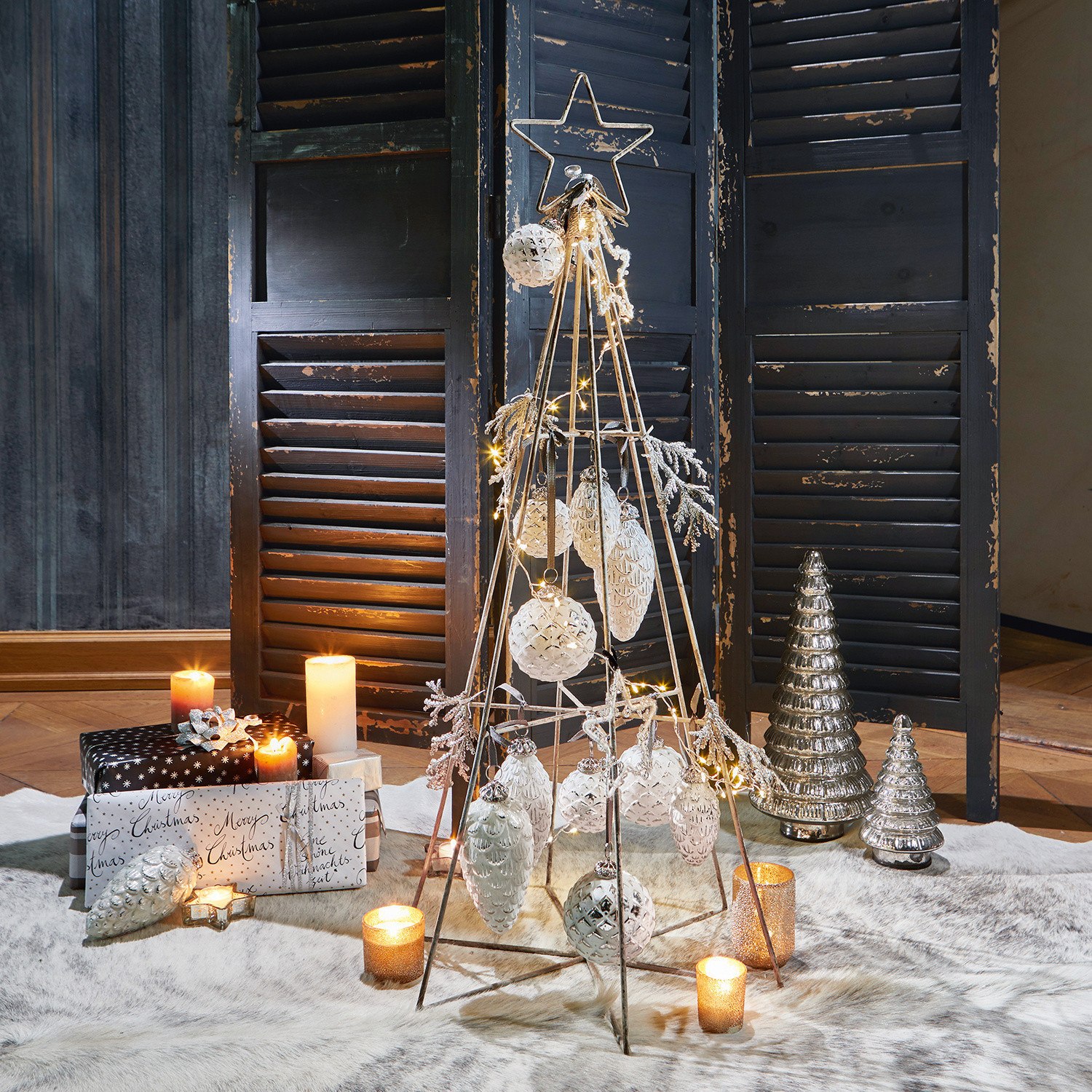 Deko-Baum Minstry Metall-Weihnachtsbaum mit weissen Kugeln und Lichterkette auf hellem Teppich, festliche Dekoration
