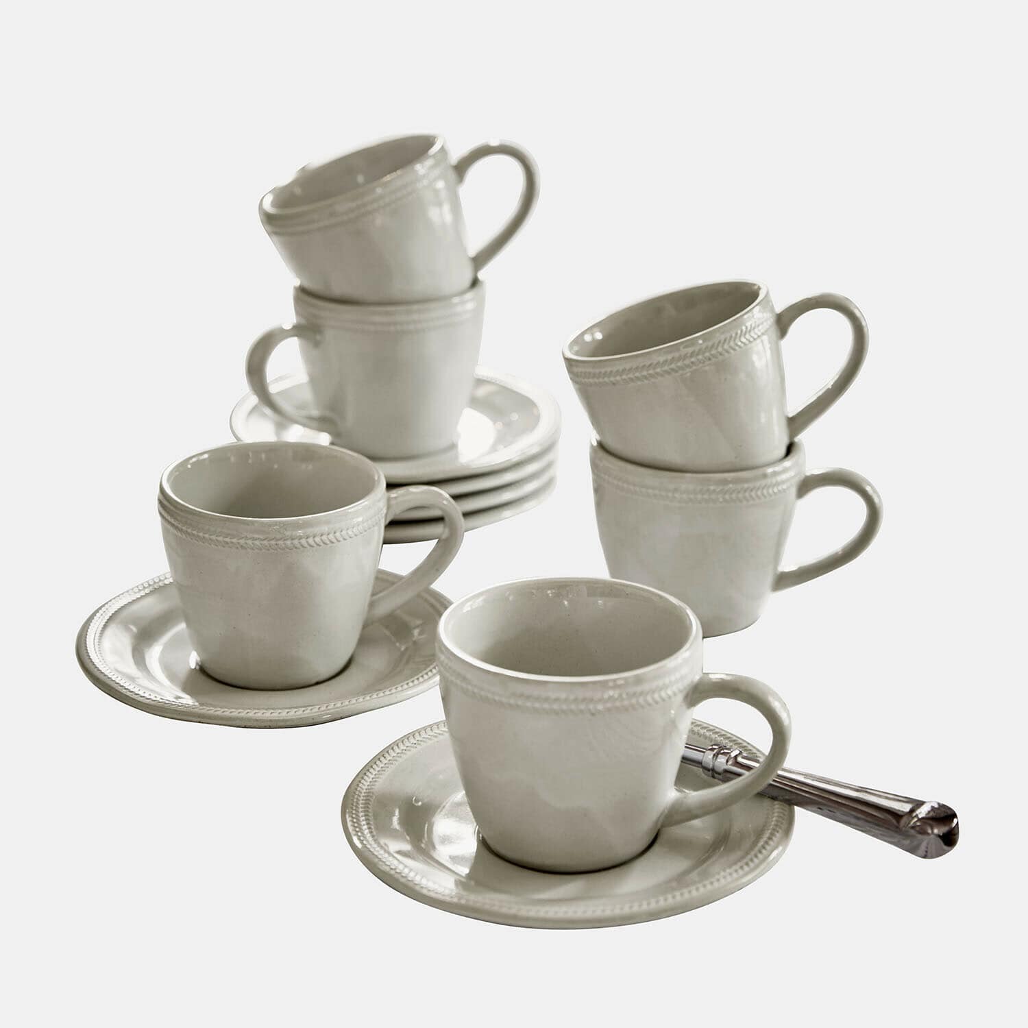 Tasse mit Untertasse 6er Set Norrvik Set mit sechs cremefarbenen Keramiktassen, Untertassen und Kaffeelöffel