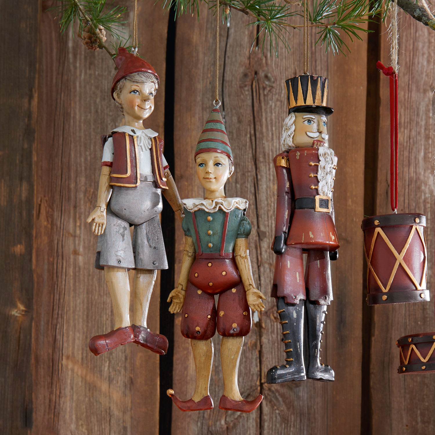 Figur 3er Set Udine Holzanhänger mit Weihnachtsfiguren und Trommeln in Rot und Grün als Dekoration