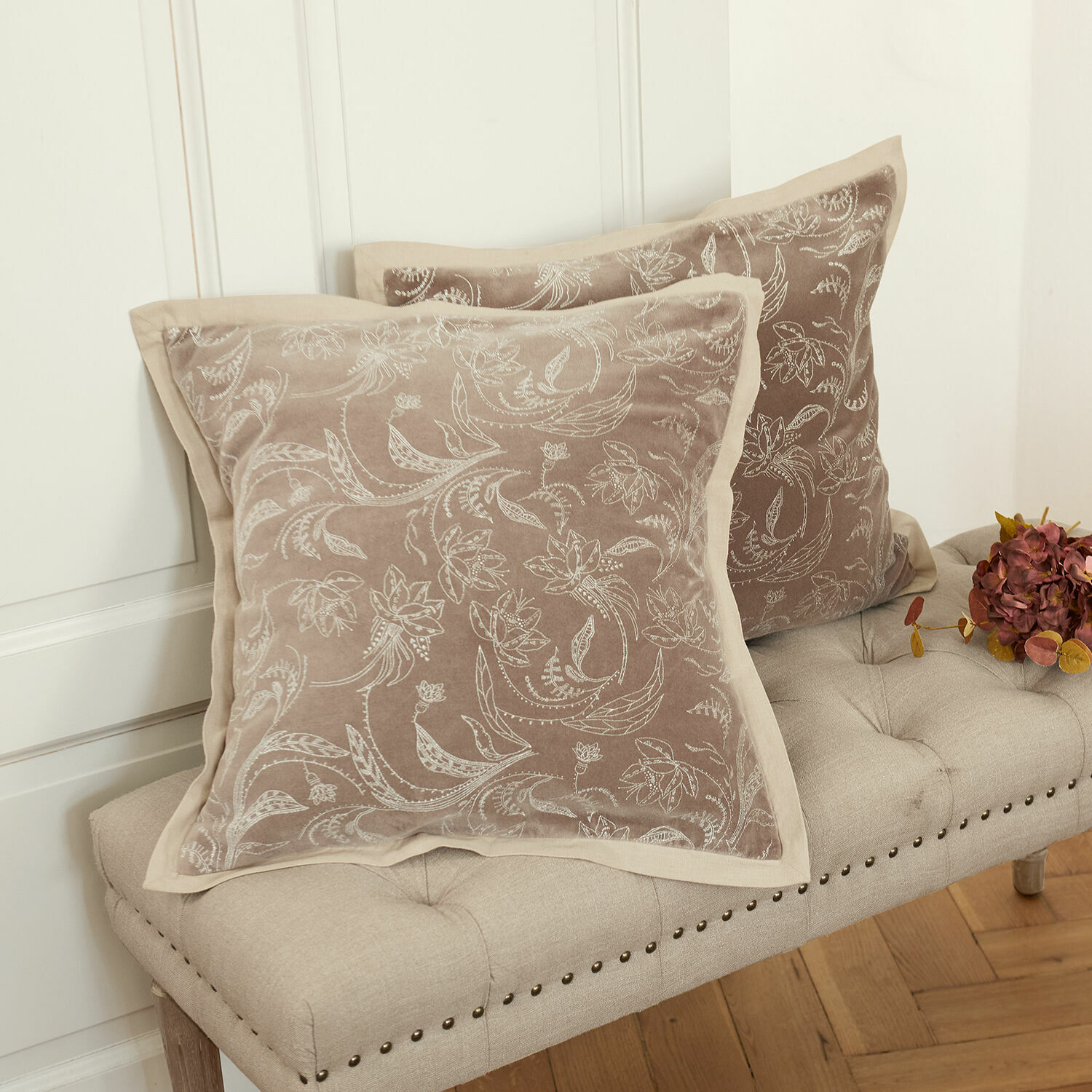 Kissenhülle 2er Set Olicianne Beige Dekokissen aus Samt mit floralem Muster, passend für Sofa oder Sitzbank im Wohnbereich