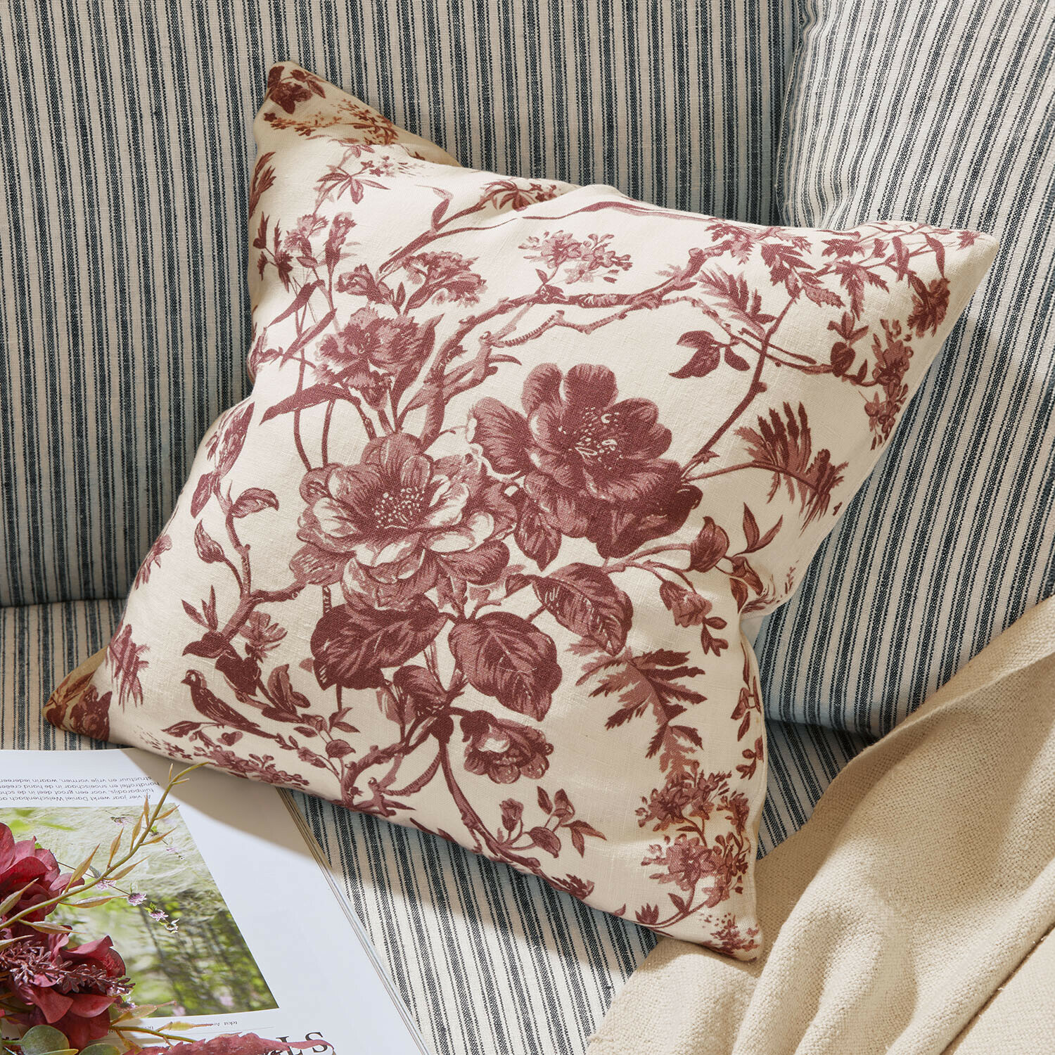 Kissenhülle Rosanique Dekoratives Baumwollkissen in Creme mit bordeauxrotem Blumenmuster auf gestreiftem Hintergrund