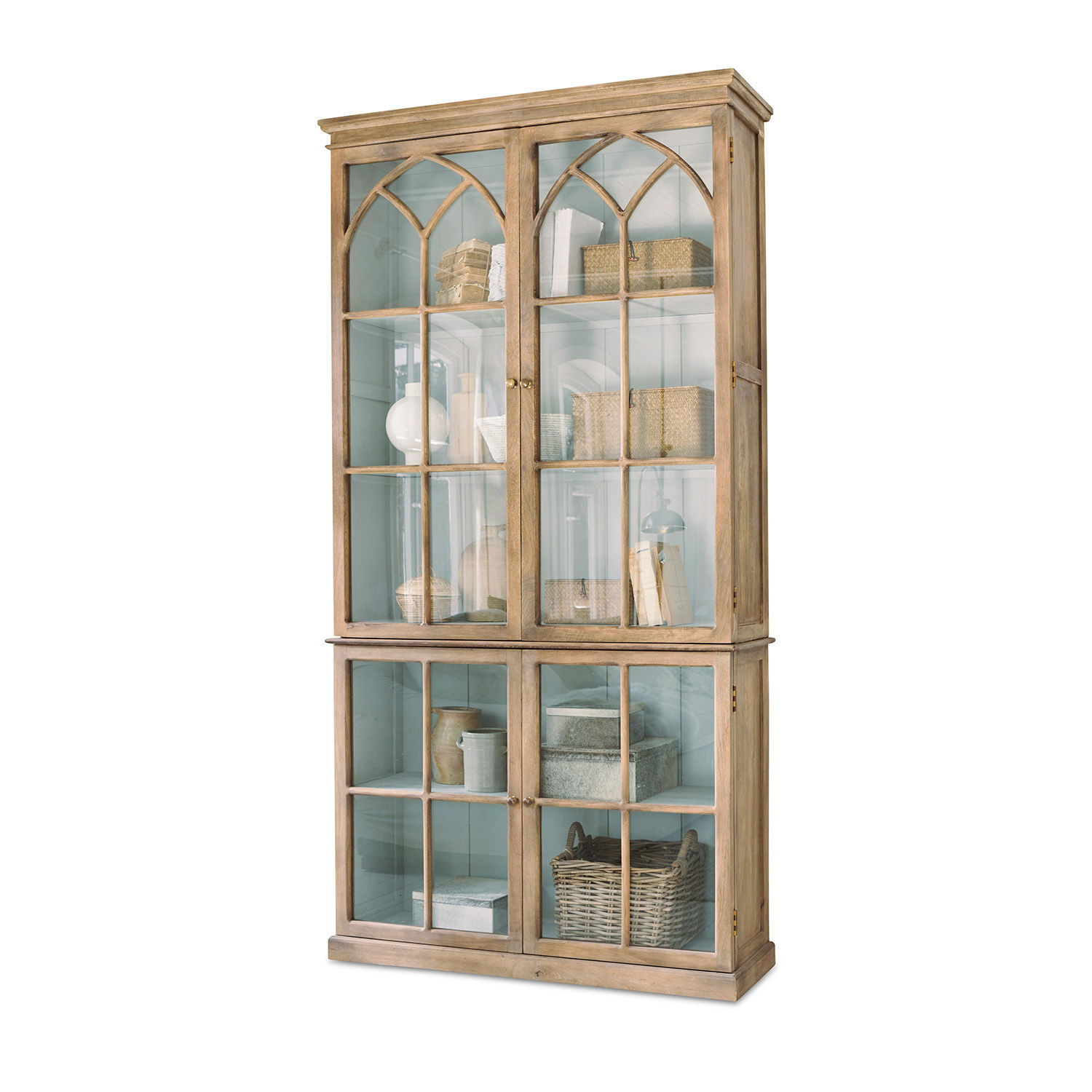 Holzvitrine mit Glastüren und Regalen in natürlicher Farbe, elegantes Wohnzimmermöbel