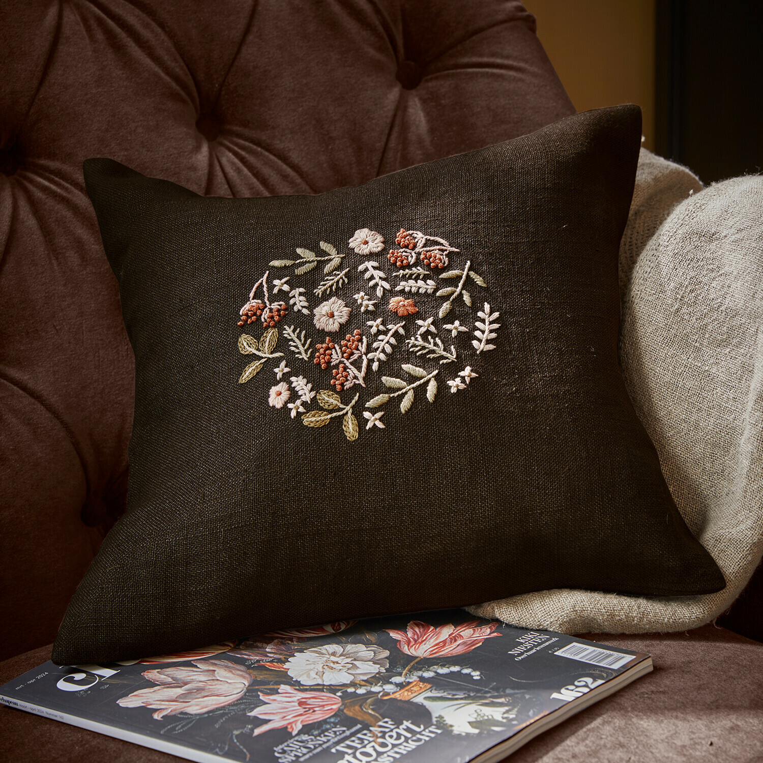Kissenhülle Mireve Dunkelbraunes Leinenkissen mit Blumenstickerei, Wohnaccessoire und Heimtextilien