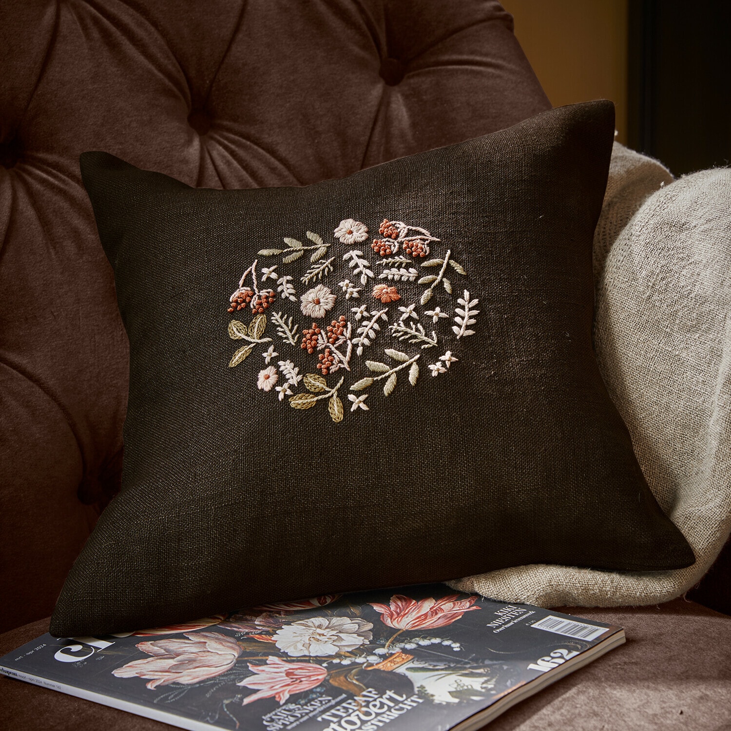 Kissenhülle Mireve Dunkelbraunes Leinenkissen mit Blumenstickerei, Wohnaccessoire und Heimtextilien