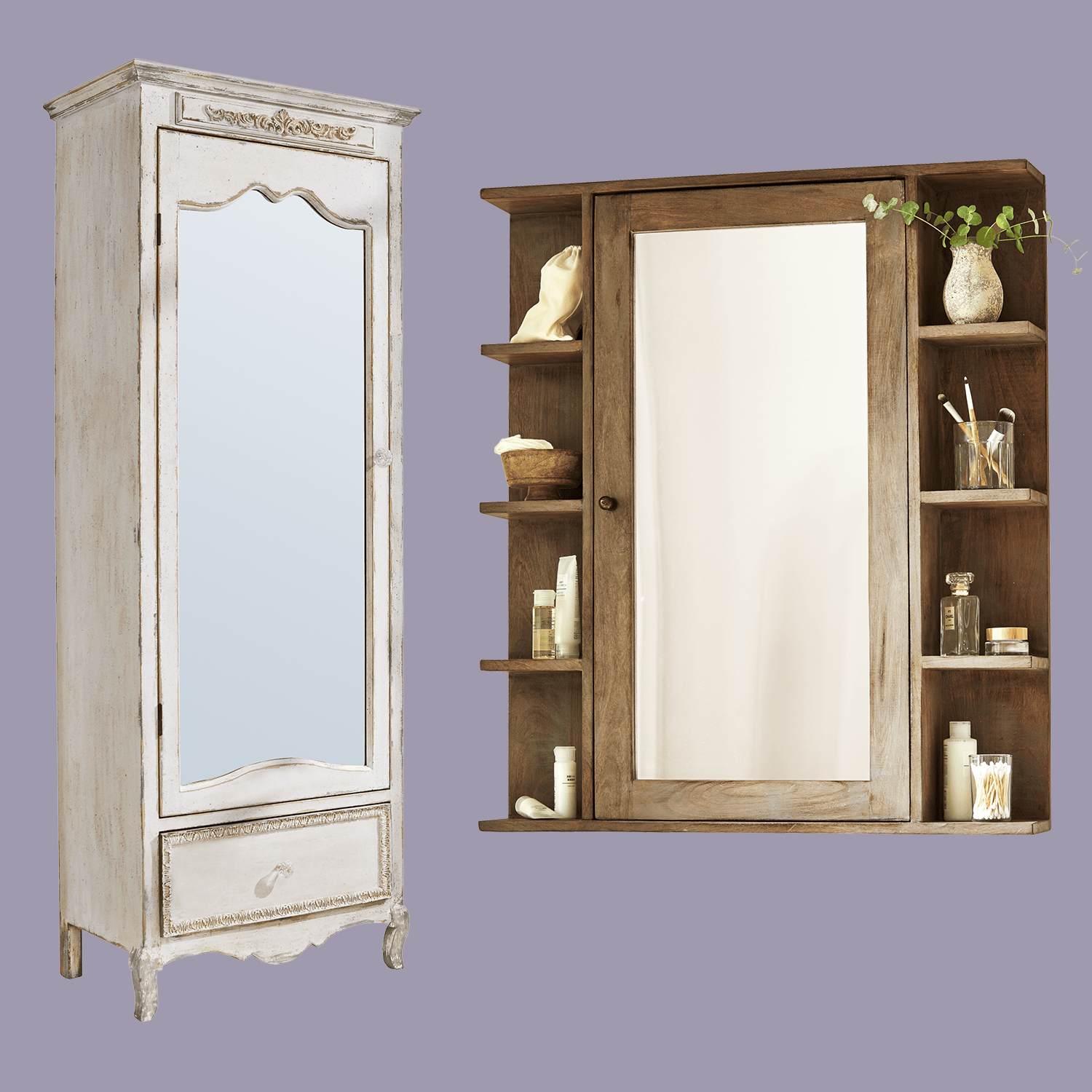 Weiss lackierter Holzschrank mit Vintage-Spiegel und hölzernes Wandregal mit Spiegel und Dekorationen
