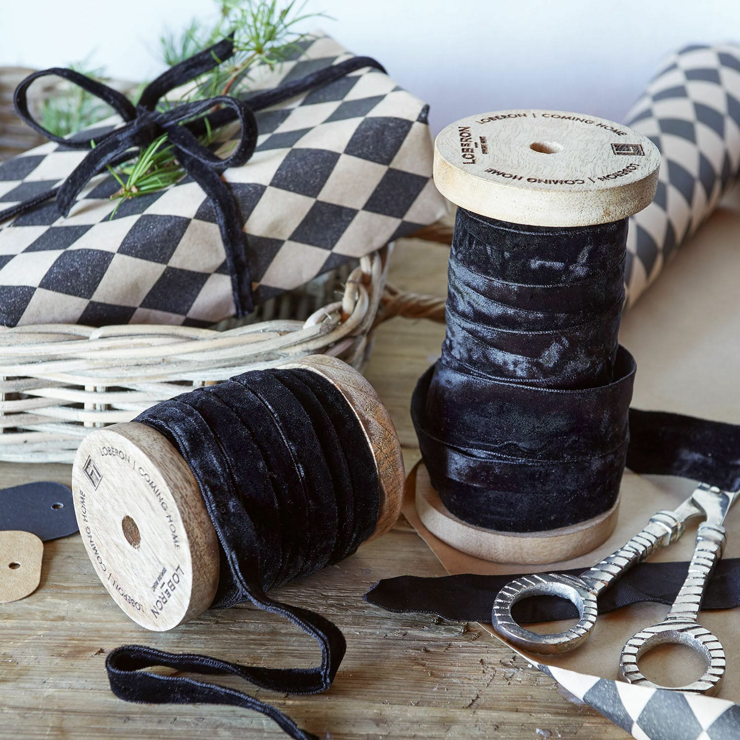 Samtband 2er Set Liandis Schwarze Samtbänder auf Holzspulen zum Dekorieren und Geschenkverpacken