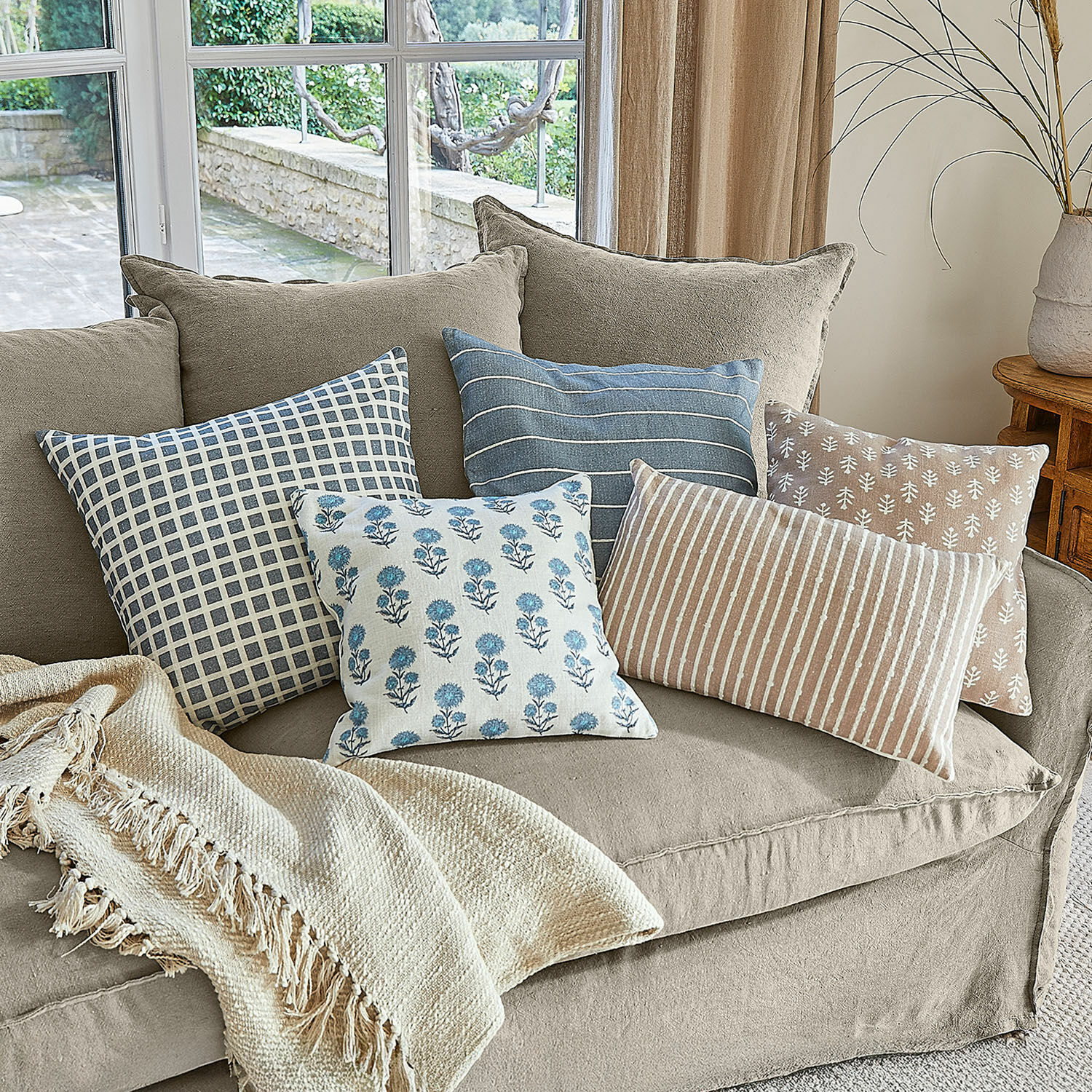 Kissenhülle 5er Set Xantelle Beiges Sofa mit Baumwoll-Decke und dekorativen Kissen in Blau- und Beigetönen für das Wohnzimmer