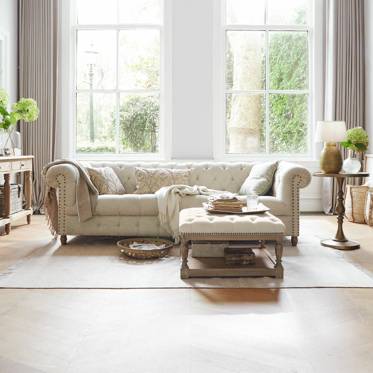 Sofa Parpeville Beiges gepolstertes Stoffsofa mit dekorativen Kissen und Holzcouchtisch im hellen Wohnzimmer