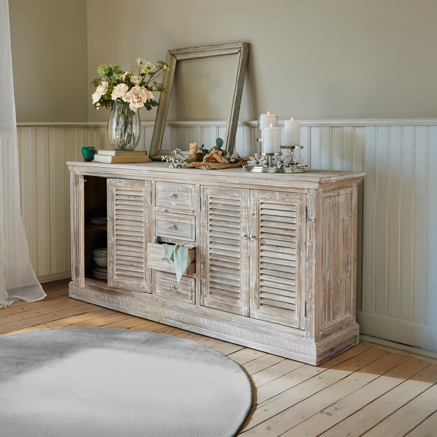 Kommode Houston Rustikales Sideboard aus Holz mit weiss gewischtem Finish, Dekorationen und Kerzen im Wohnzimmer