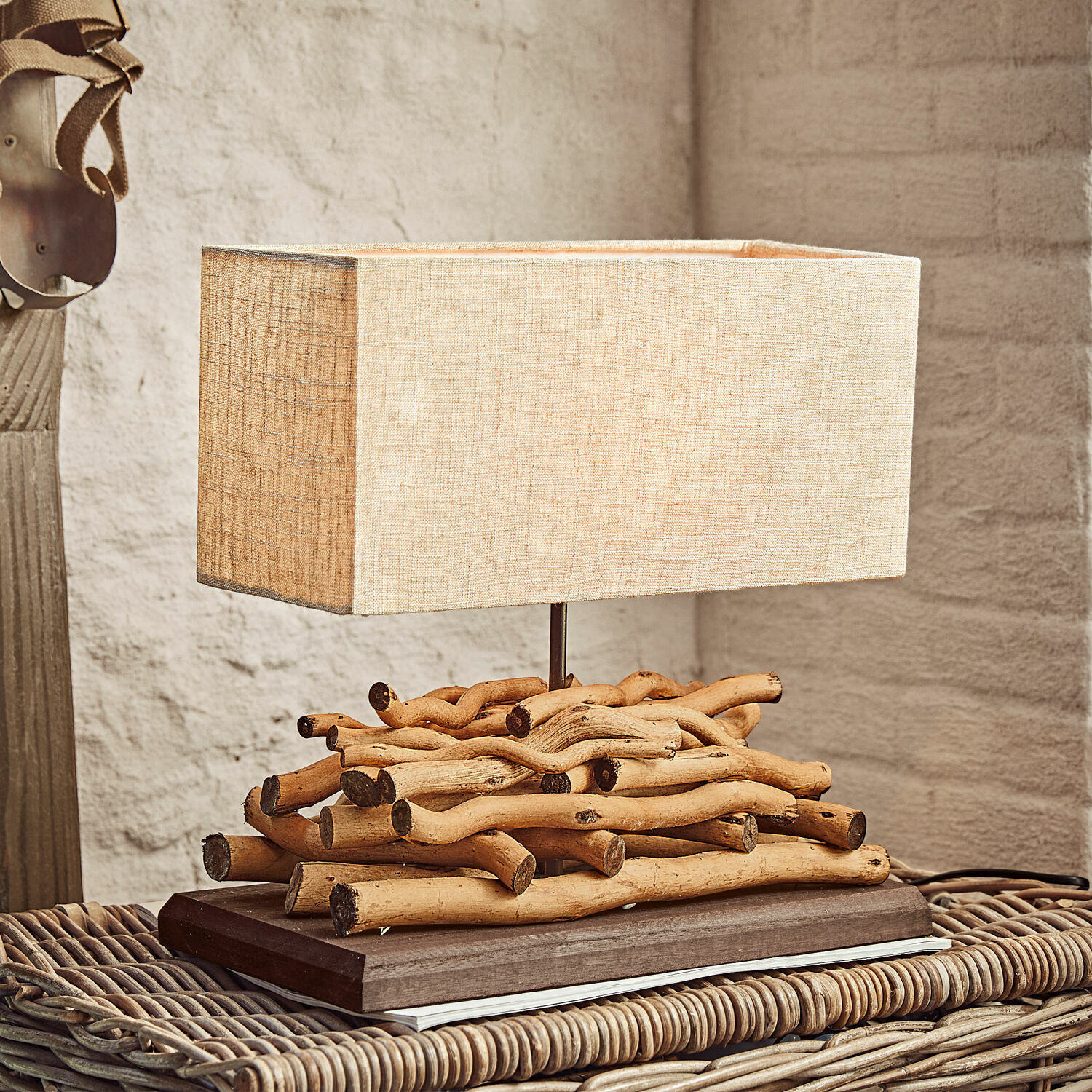 Tischlampe Caribou Tischlampe aus Naturholz mit beigem Stoffschirm, dekoratives Wohnaccessoire für gemütliche Räume