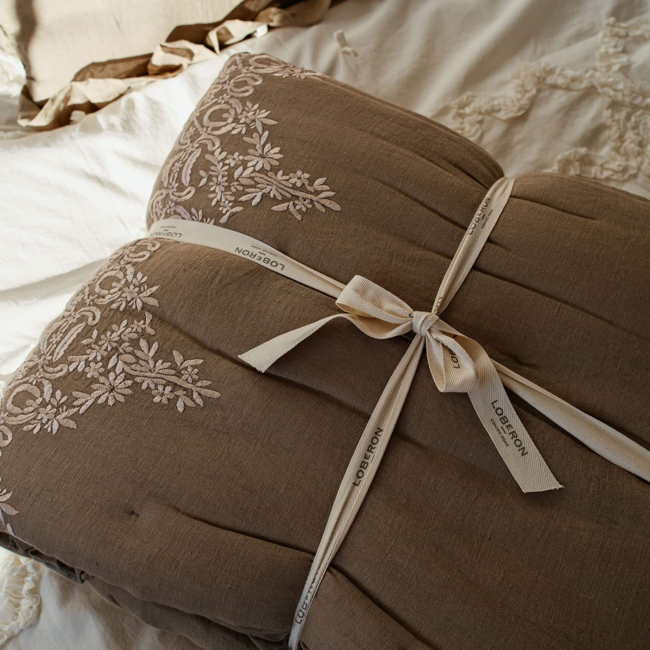 Braune gesteppte Tagesdecke mit floraler Stickerei und Baumwollband für Schlafzimmerdeko